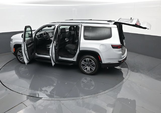 Used 2025 Jeep Wagoneer Series II AWD/4WD image 31
