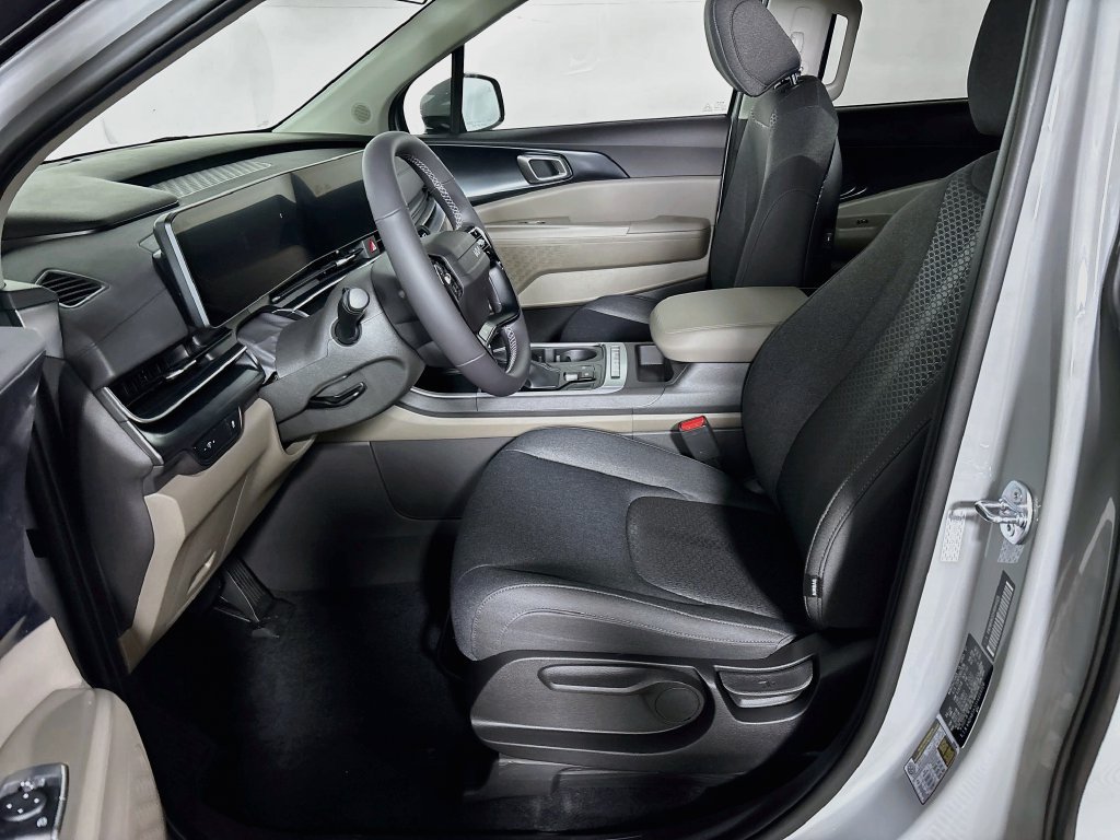 New 2027 Kia Carnival LX FWD image 11