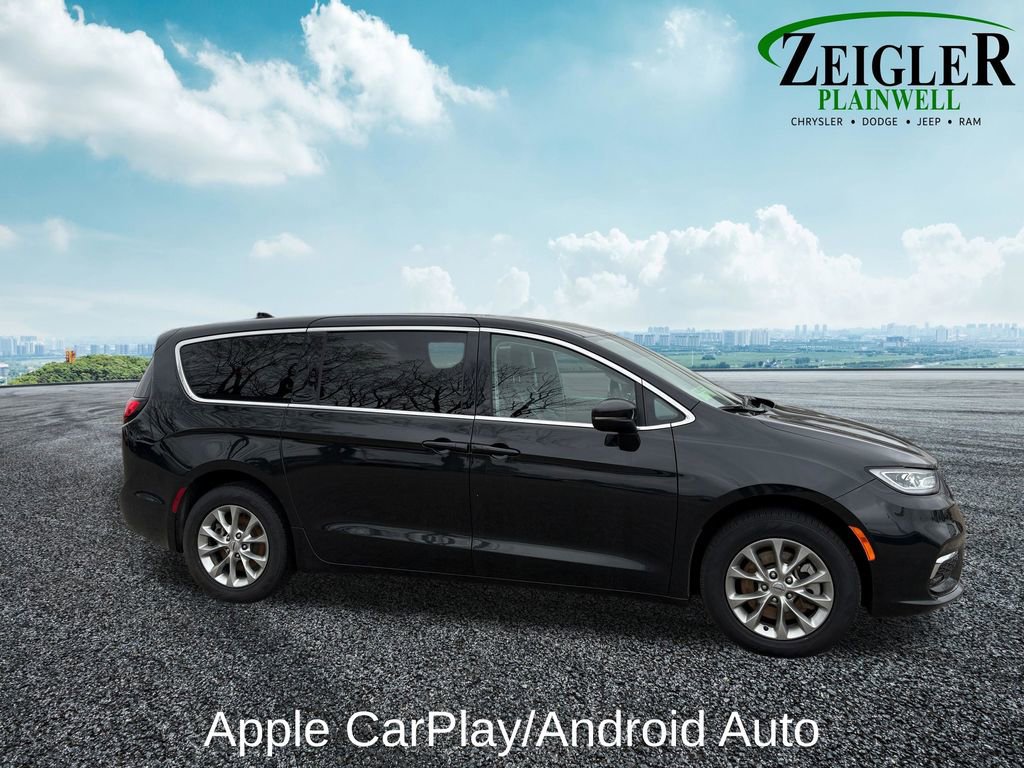 Used 2023 Chrysler Pacifica Touring-L image 11