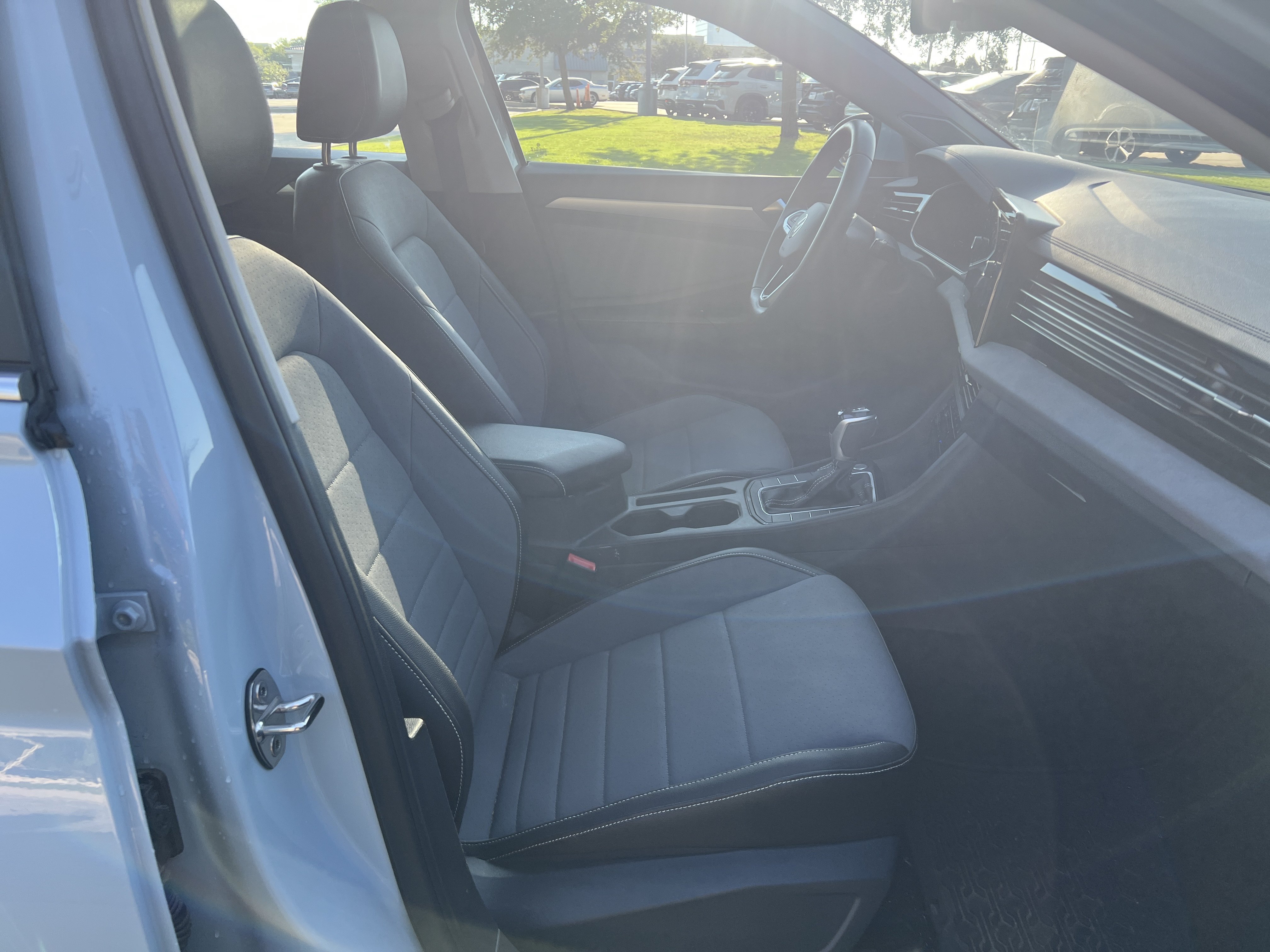 Certified 2025 Volkswagen Jetta SE w/ Sunroof Package FWD image 27