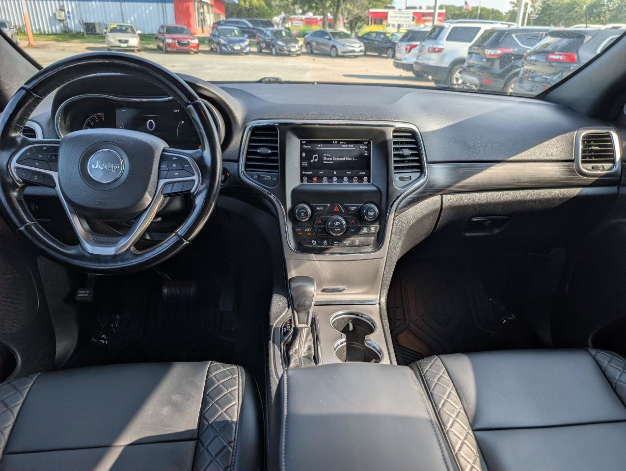 Used 2021 Jeep Grand Cherokee Laredo AWD/4WD image 37