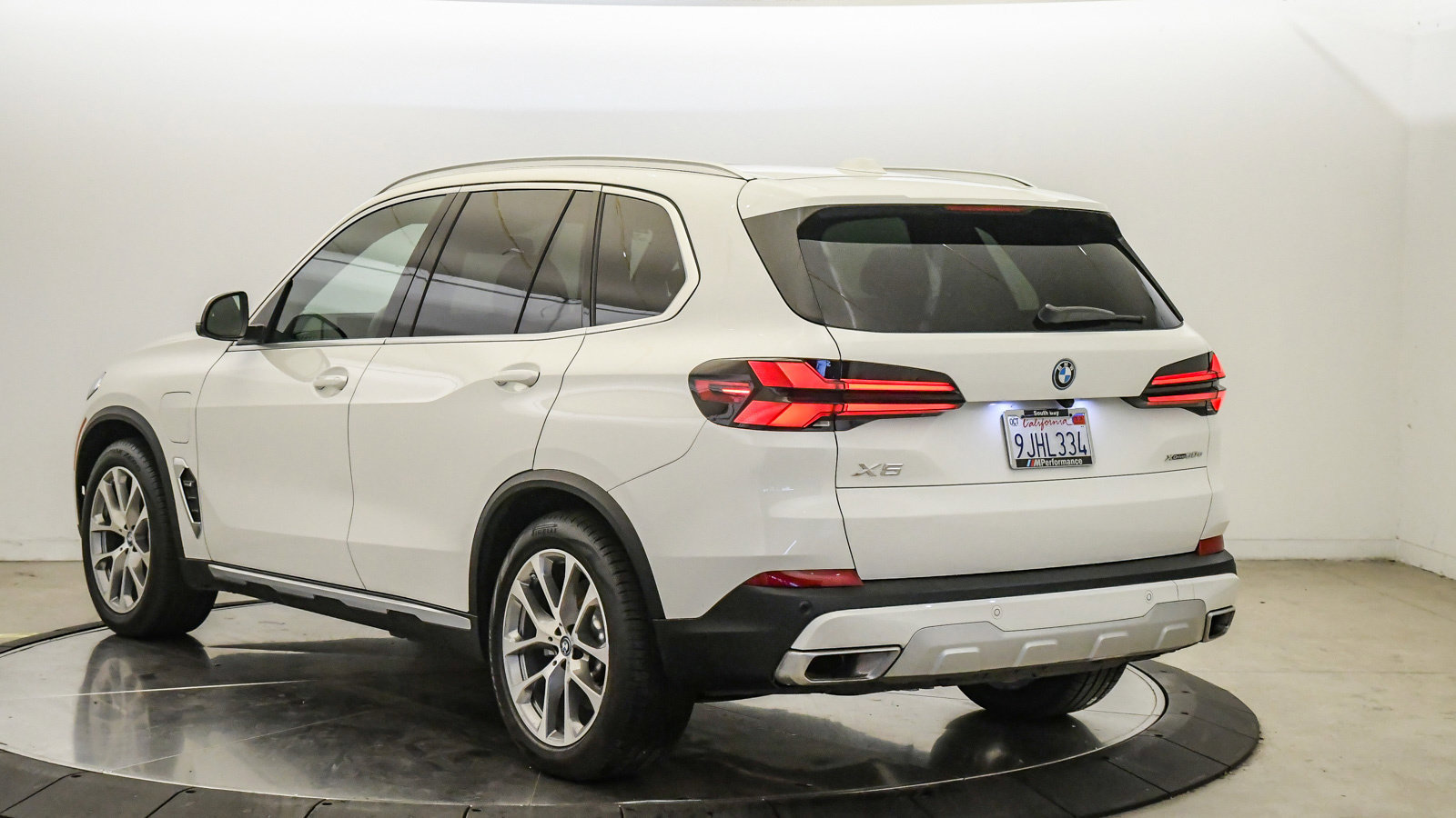 Certified 2024 BMW X5 xDrive50e w/ Premium Package AWD/4WD image 2