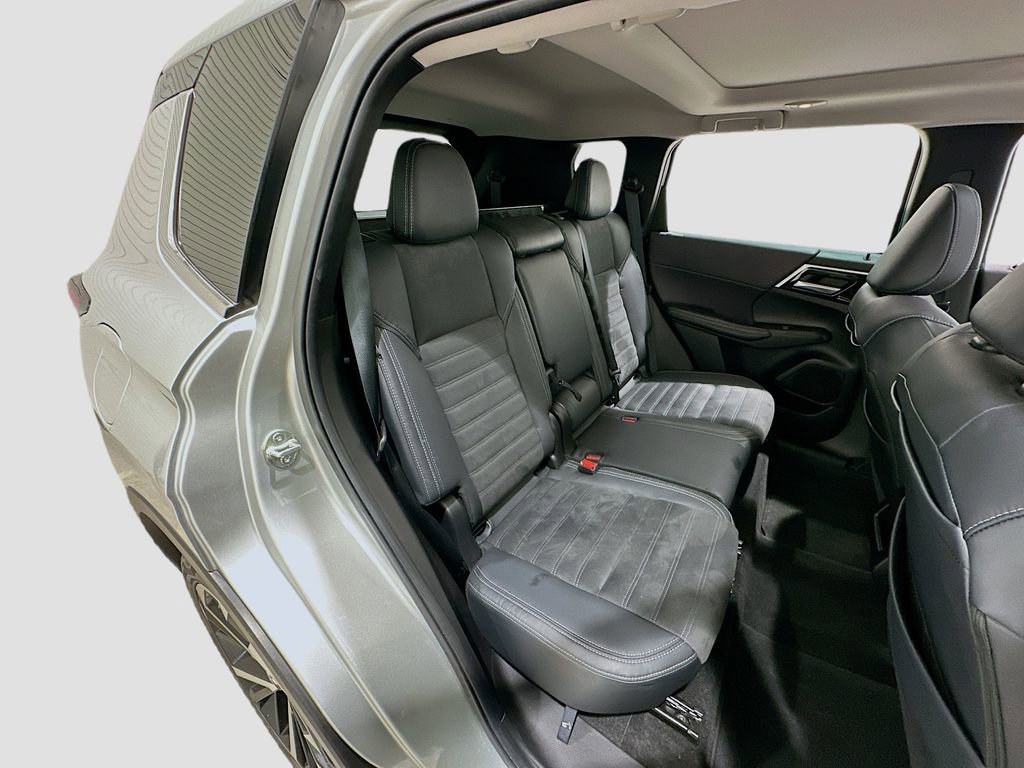 Used 2023 Mitsubishi Outlander SE image 29