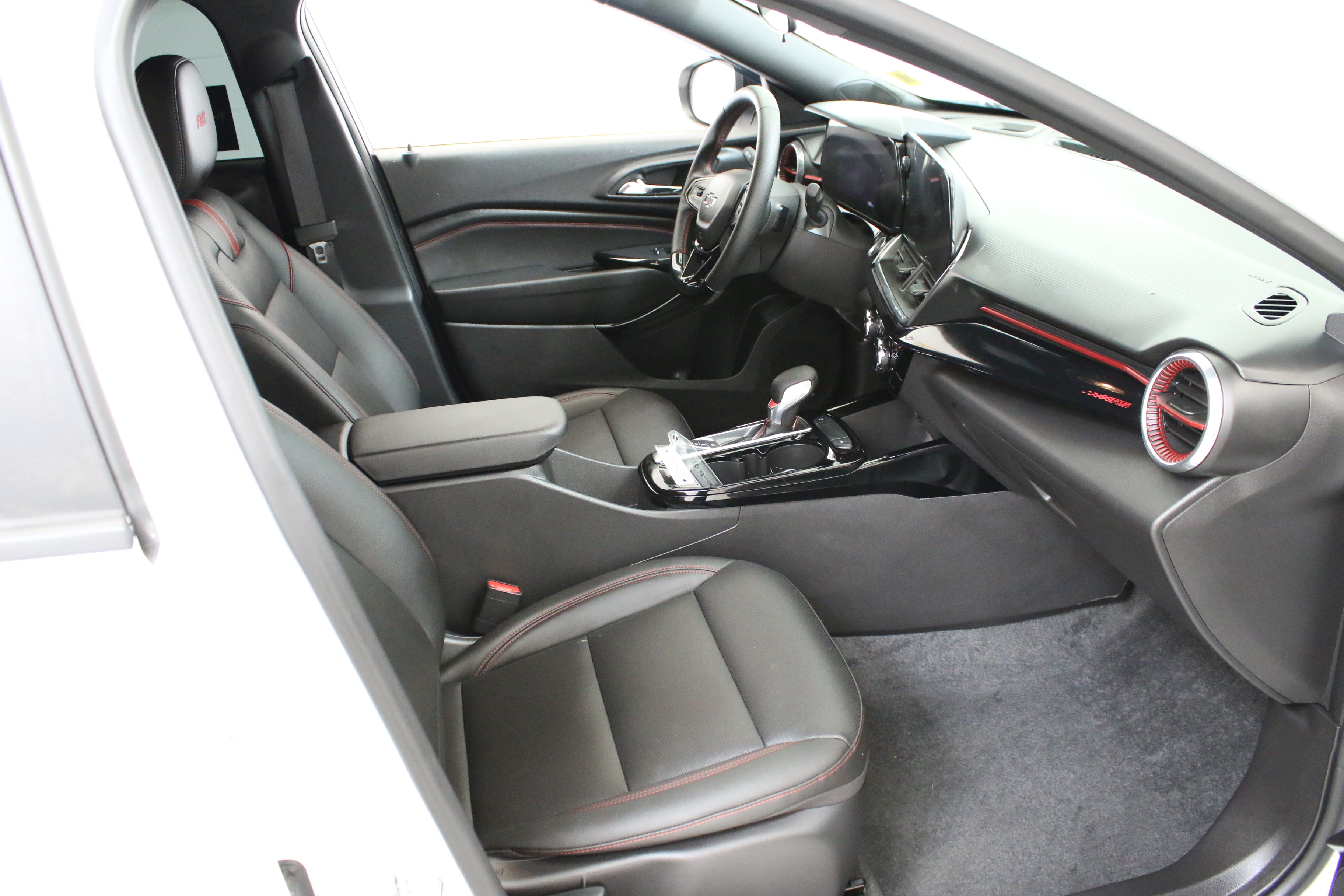 Certified 2025 Chevrolet Trax RS w/ Driver Confidence Package FWD image 30