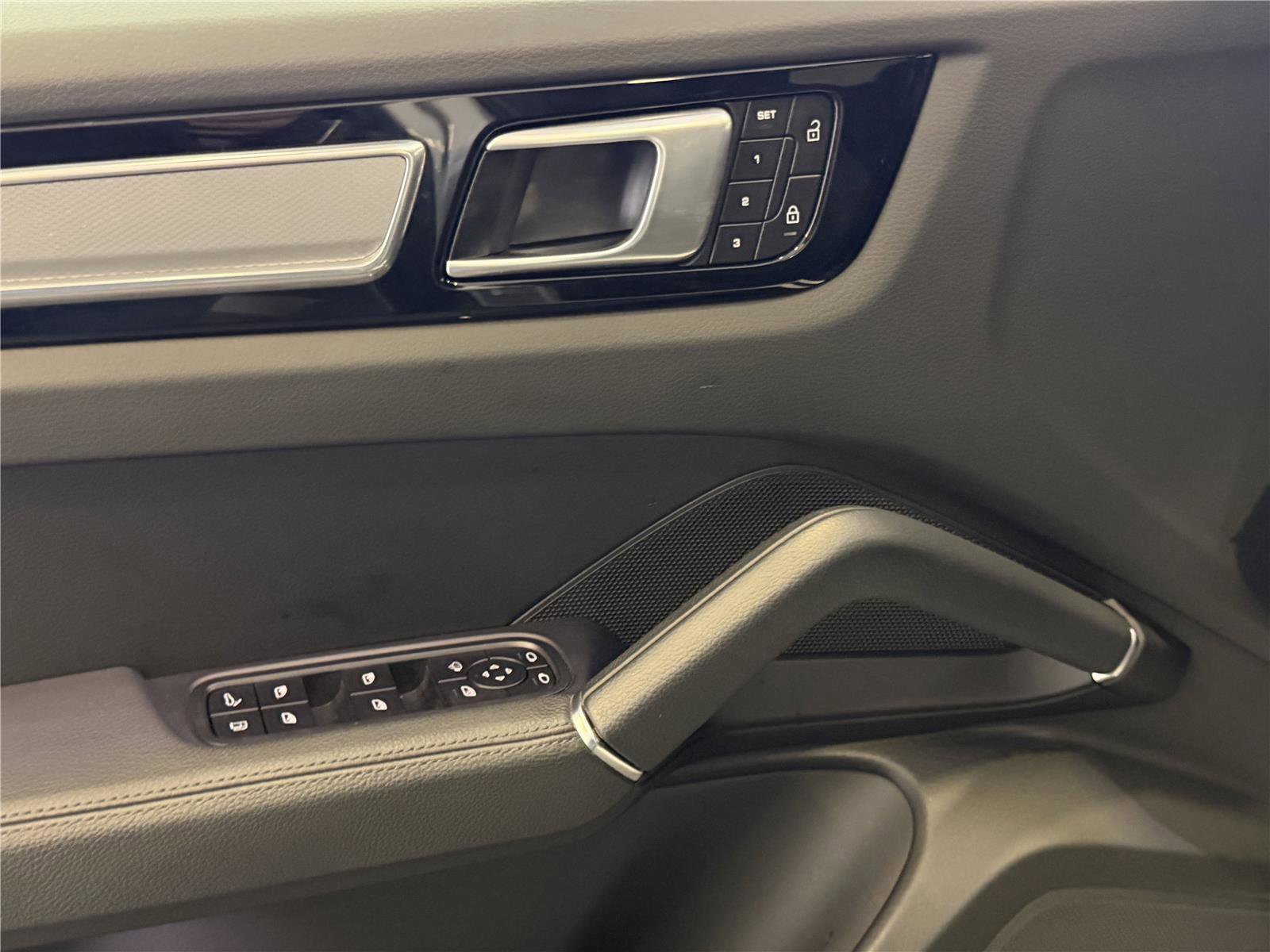 Certified 2022 Porsche Cayenne E-Hybrid image 14