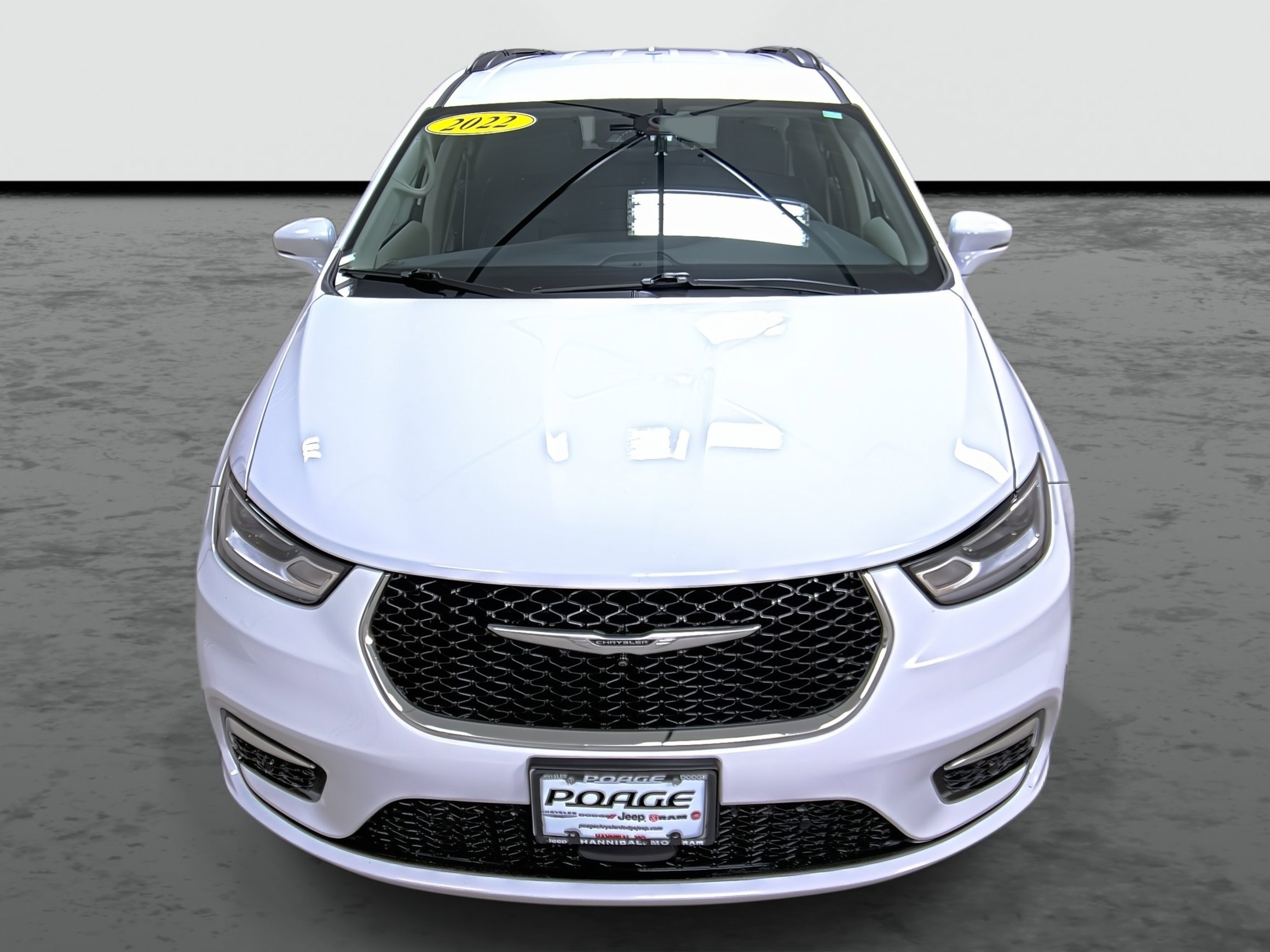 Used 2022 Chrysler Pacifica Touring-L w/ Uconnect Theater Family Group FWD image 6