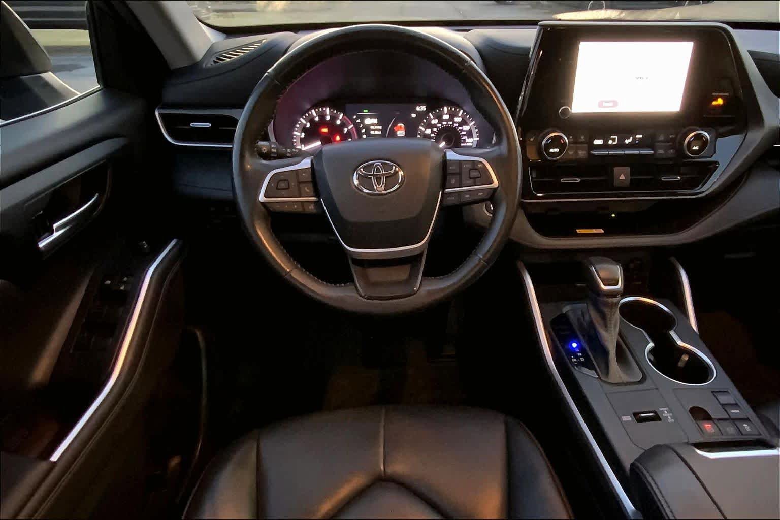 Used 2023 Toyota Highlander XLE image 6
