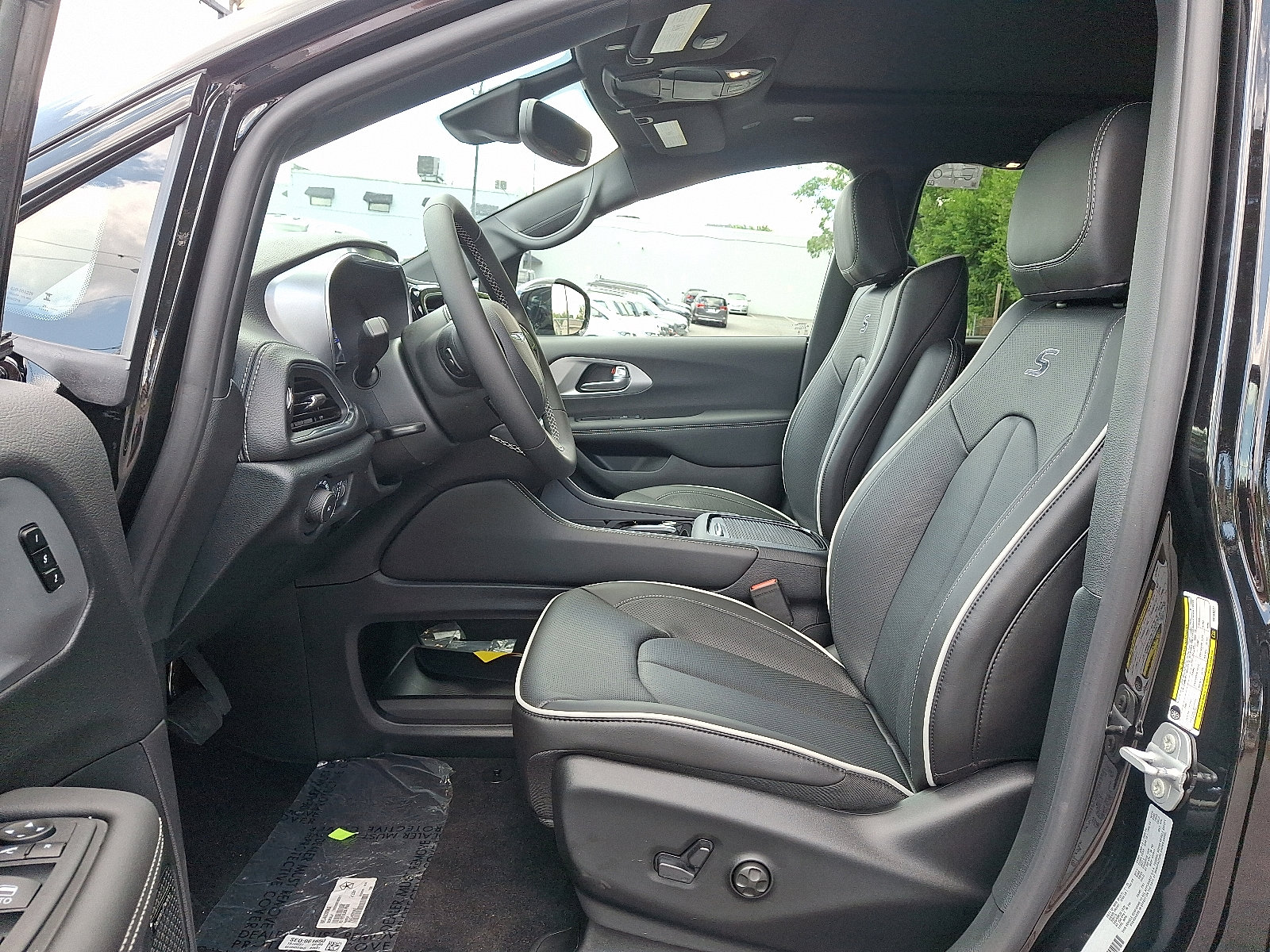 New 2026 Chrysler Pacifica Limited image 8