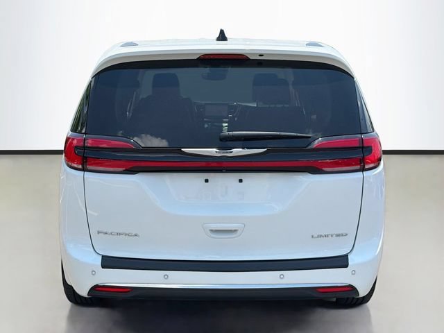 Used 2023 Chrysler Pacifica Touring-L FWD image 2