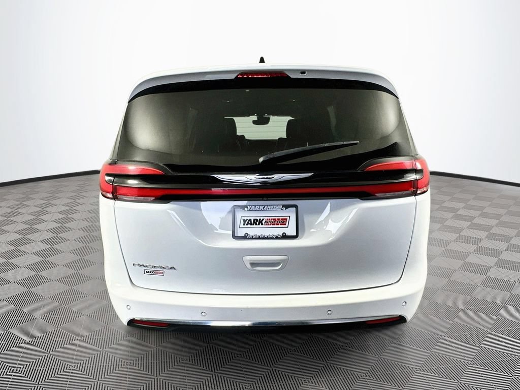Certified 2023 Chrysler Pacifica Touring-L FWD image 9