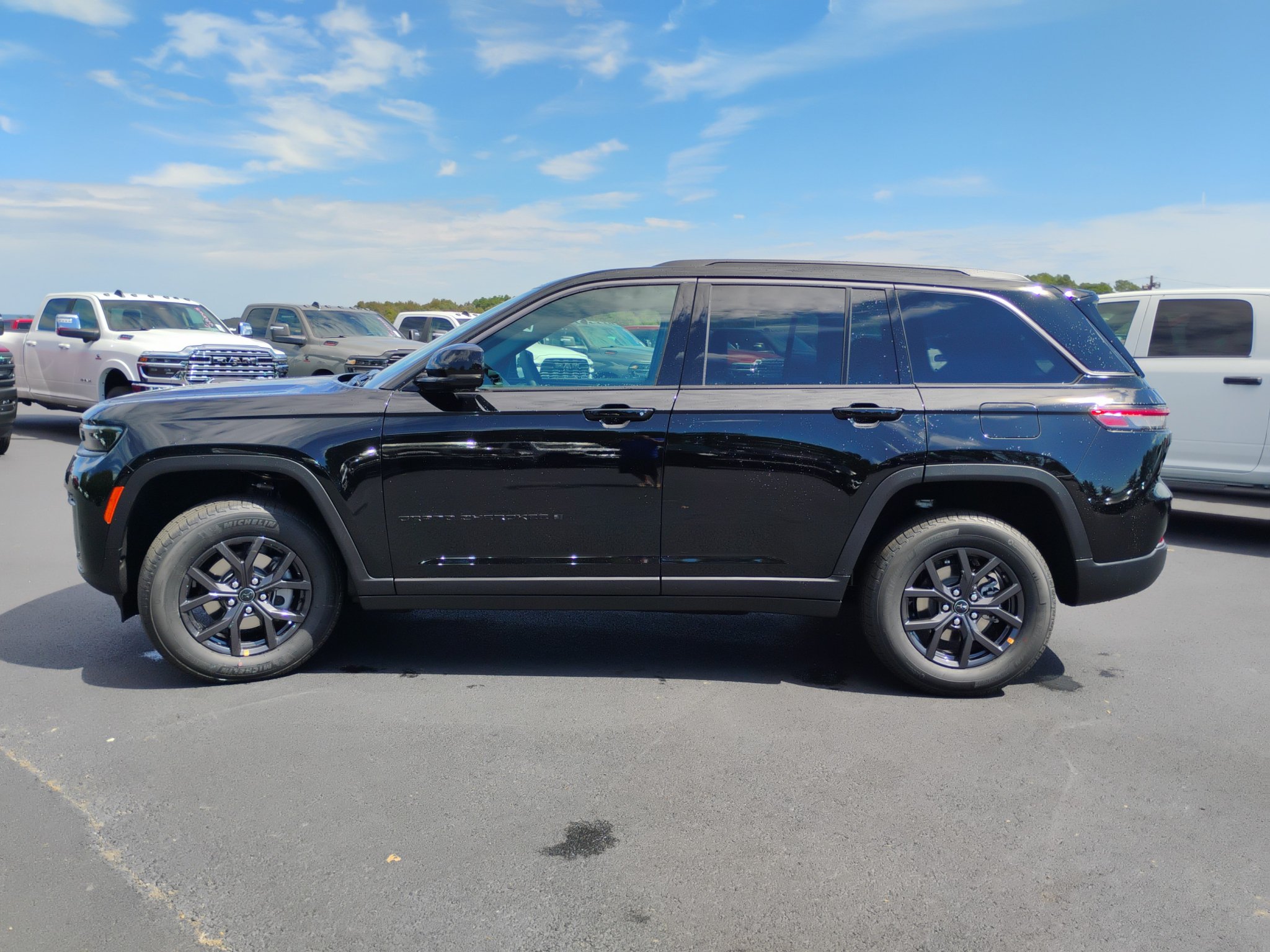 New 2027 Jeep Grand Cherokee Altitude AWD/4WD image 8