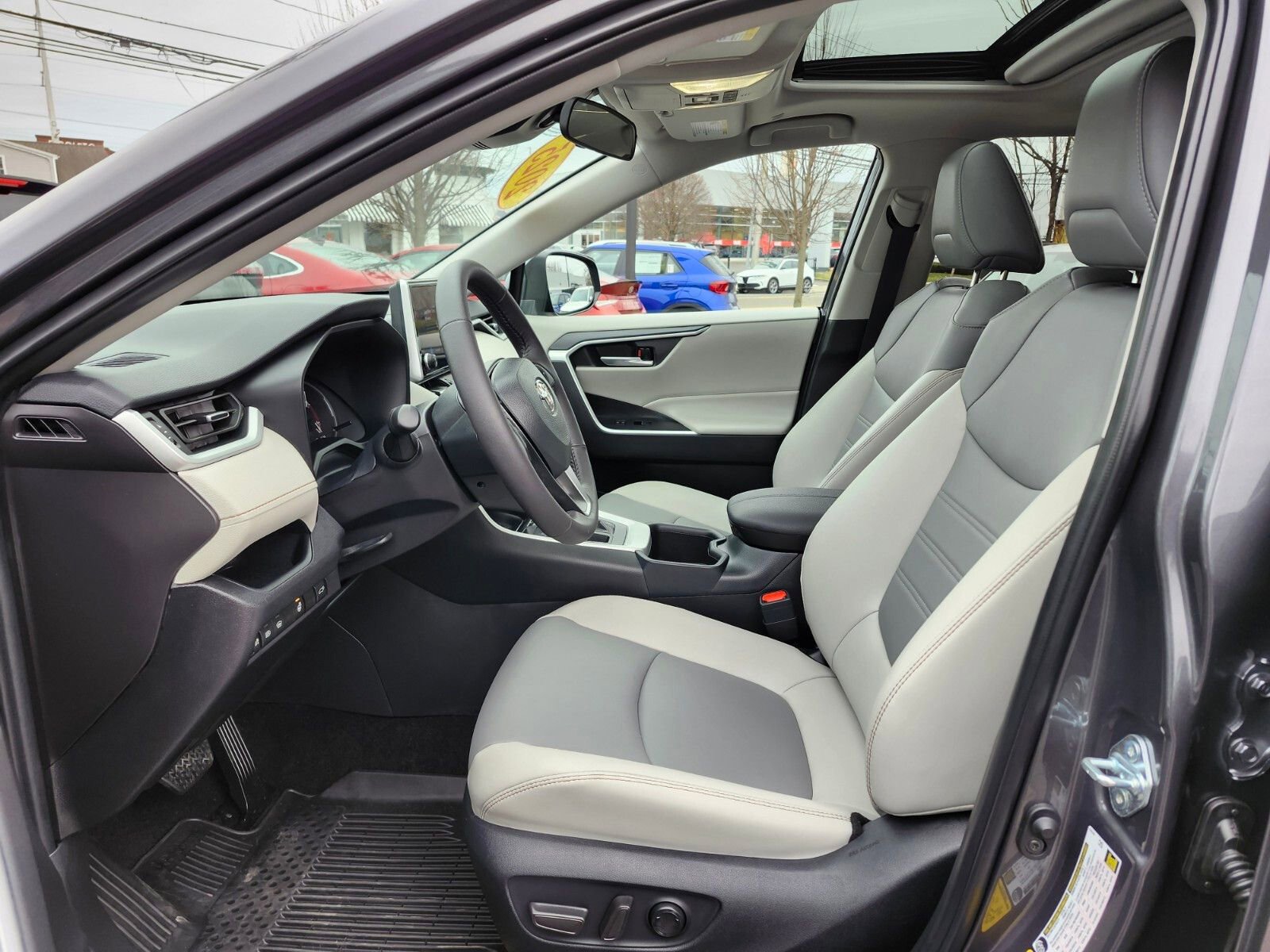 Used 2025 Toyota RAV4 XLE Premium image 17