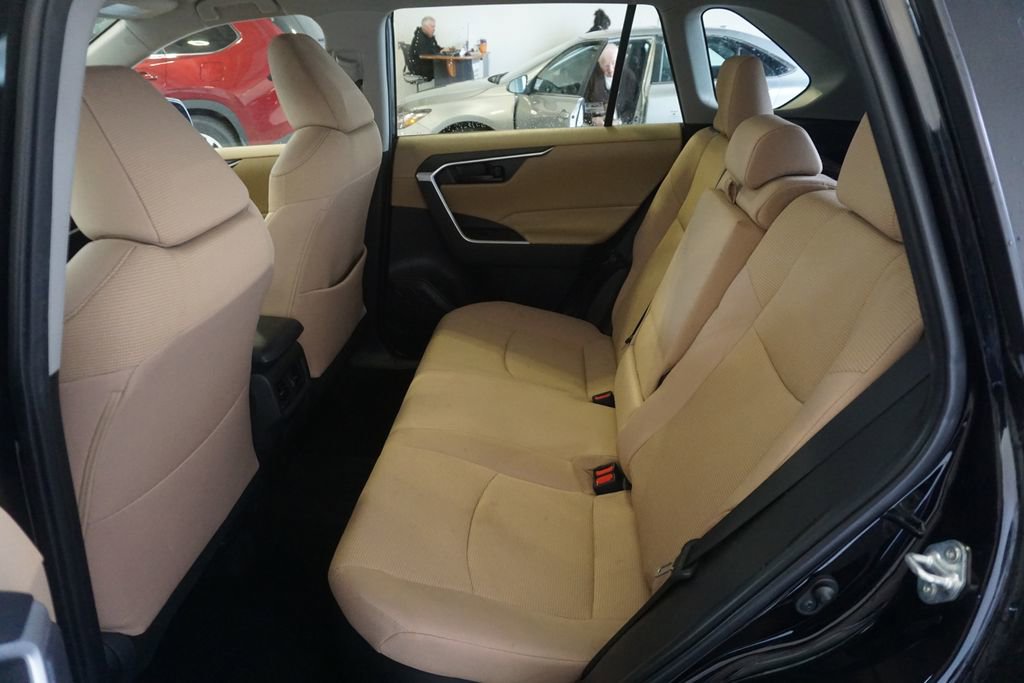 Used 2022 Toyota RAV4 LE AWD/4WD image 16