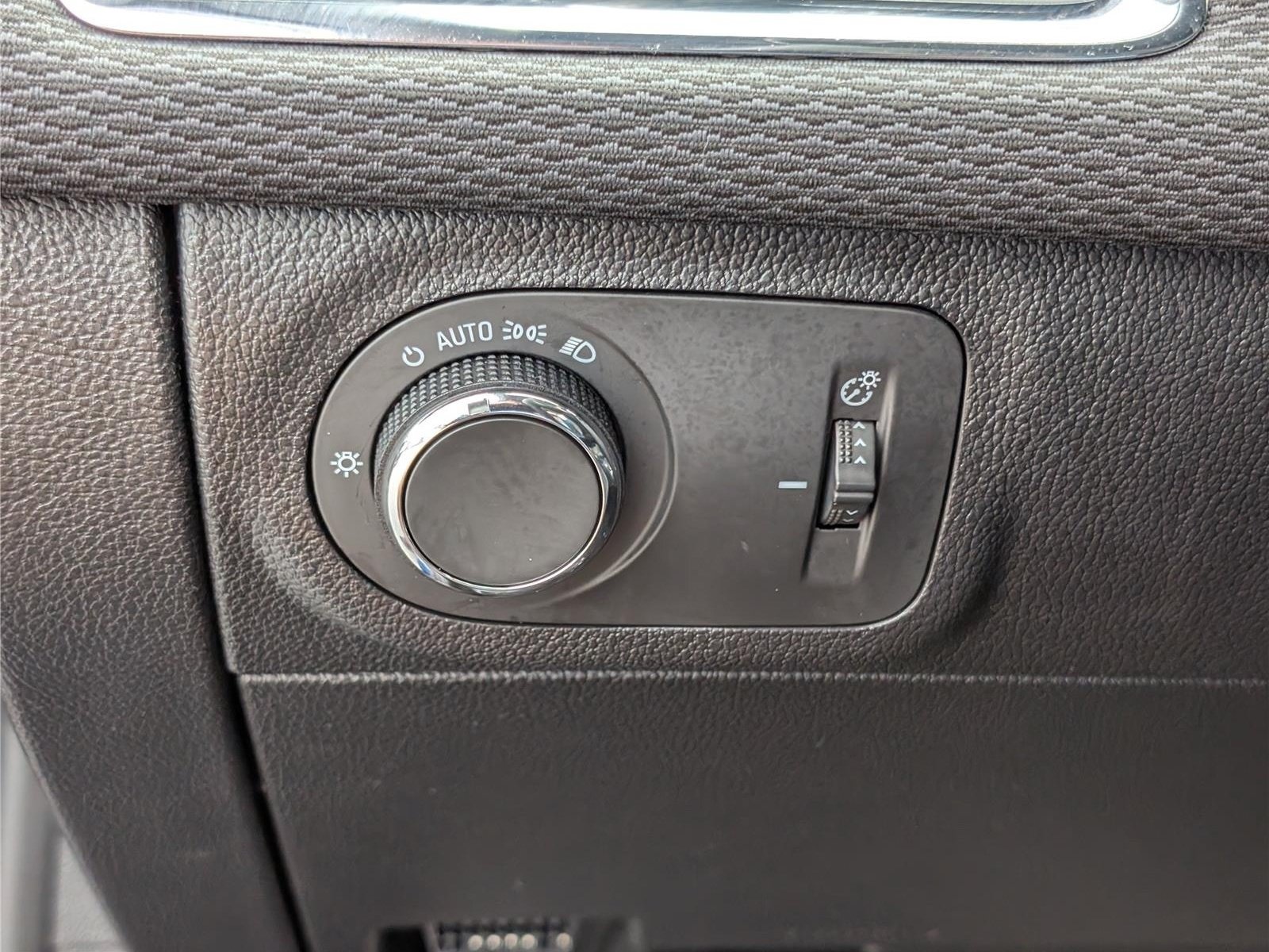 Used 2019 Chevrolet Cruze LT w/ Convenience Package FWD image 21