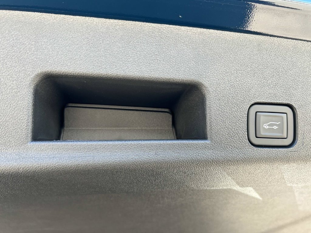 New 2027 Chevrolet Traverse RS w/ LPO, Floor Liner Package FWD image 10