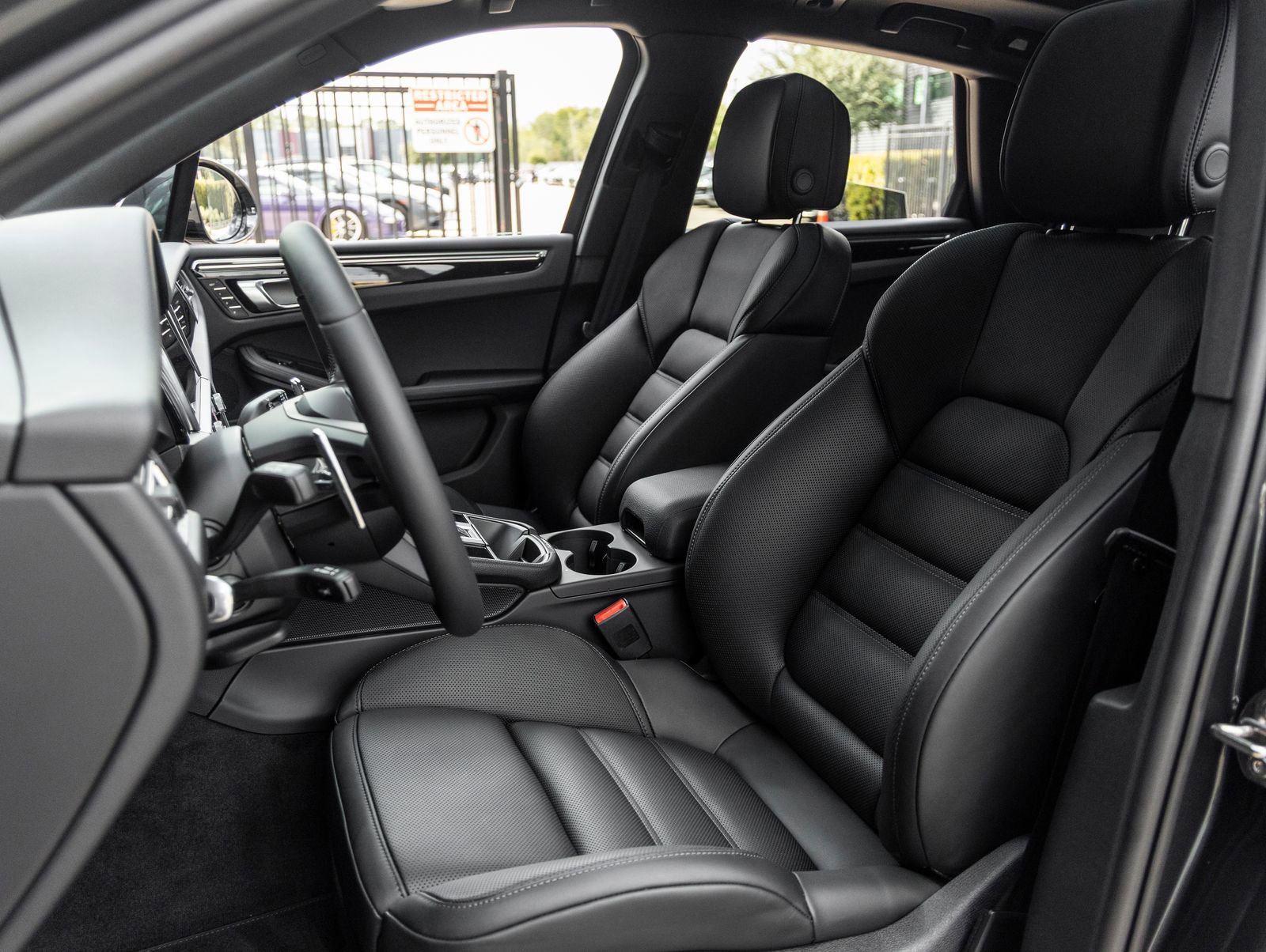 Certified 2026 Porsche Macan AWD/4WD image 5