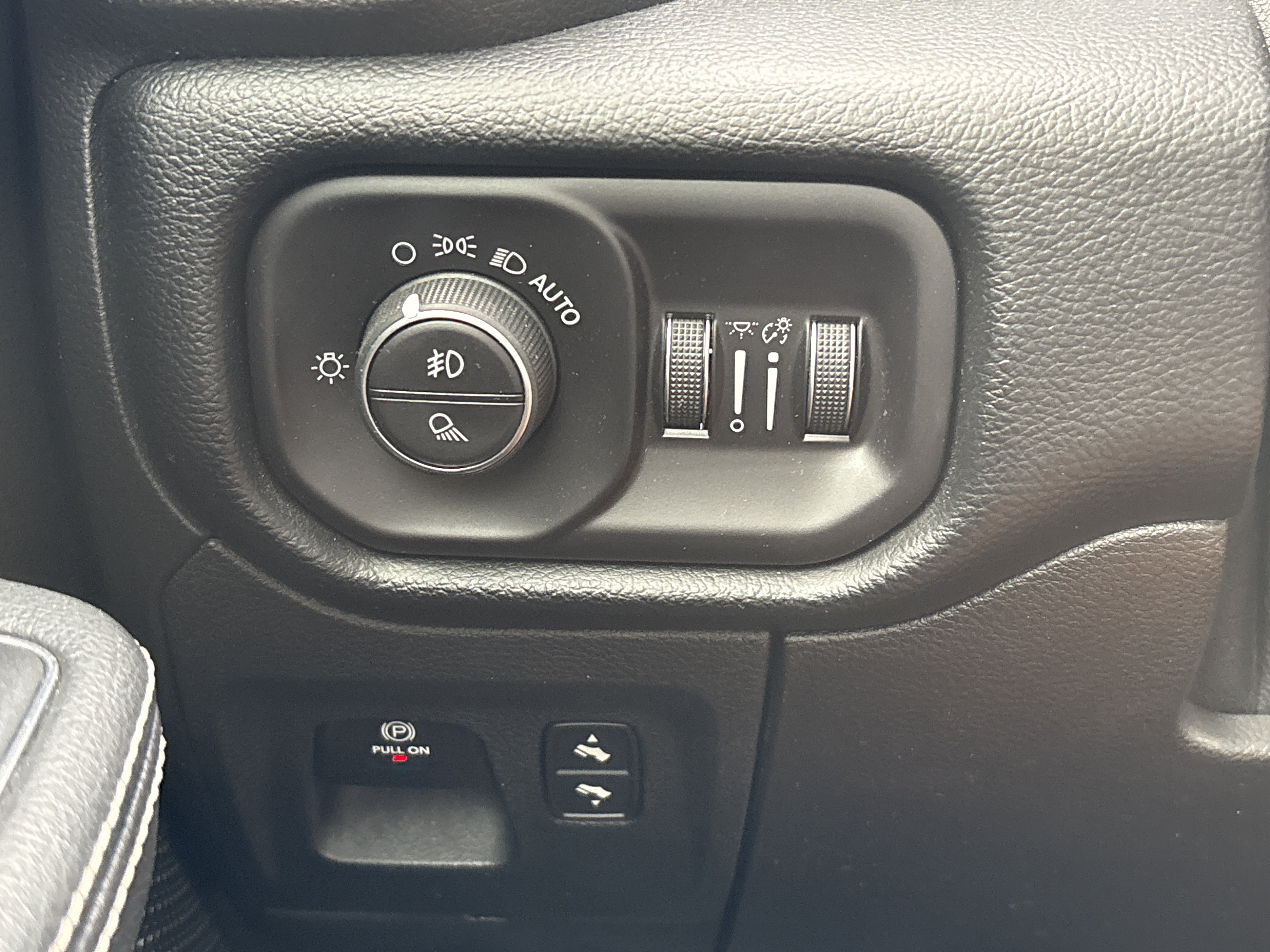 Used 2019 RAM 1500 Laramie AWD/4WD image 33