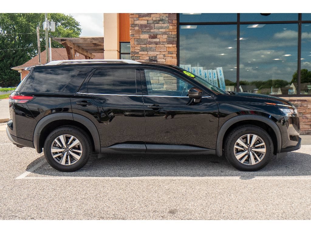 Used 2023 Nissan Pathfinder SL AWD/4WD image 2