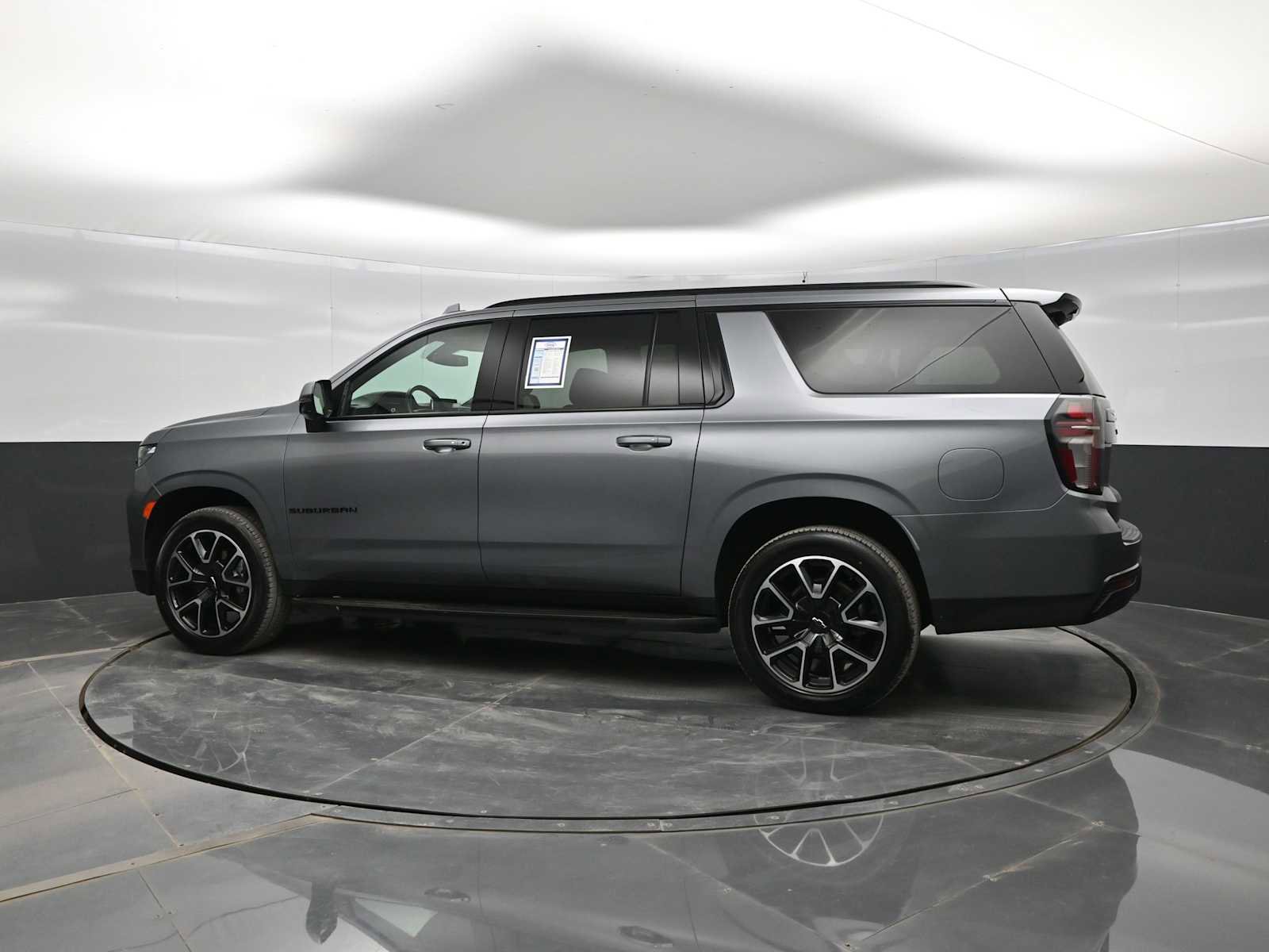 Used 2022 Chevrolet Suburban RST w/ Luxury Package AWD/4WD image 5