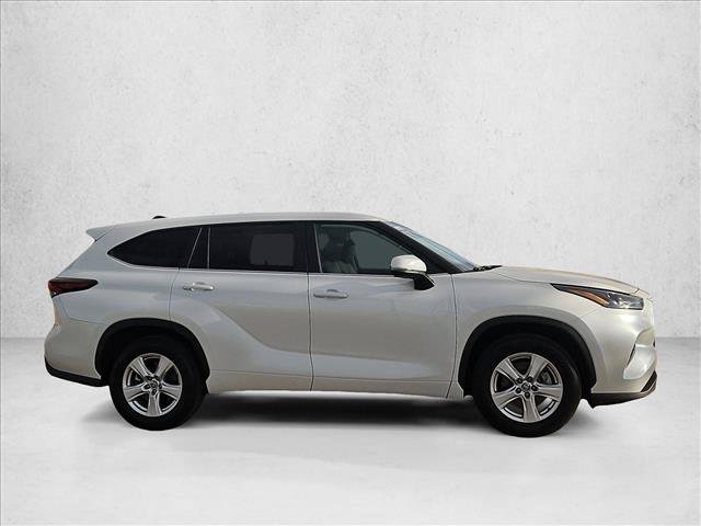 Used 2025 Toyota Highlander LE FWD image 4