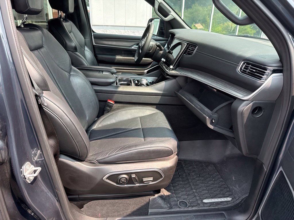 Used 2024 Jeep Wagoneer L Series II w/ Flexible Seating Group AWD/4WD image 22