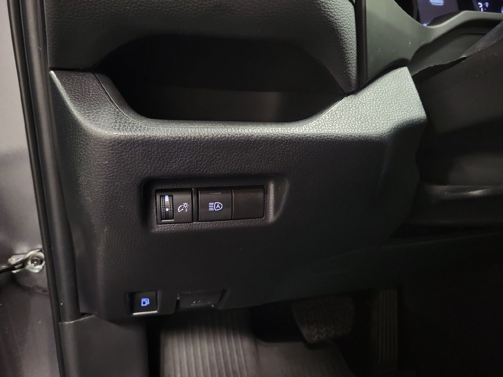 Used 2022 Toyota RAV4 LE AWD/4WD image 27