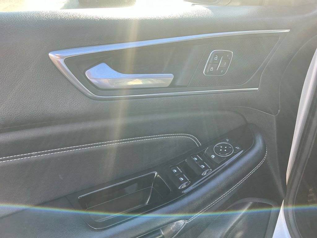 Used 2016 Ford Edge Titanium image 16