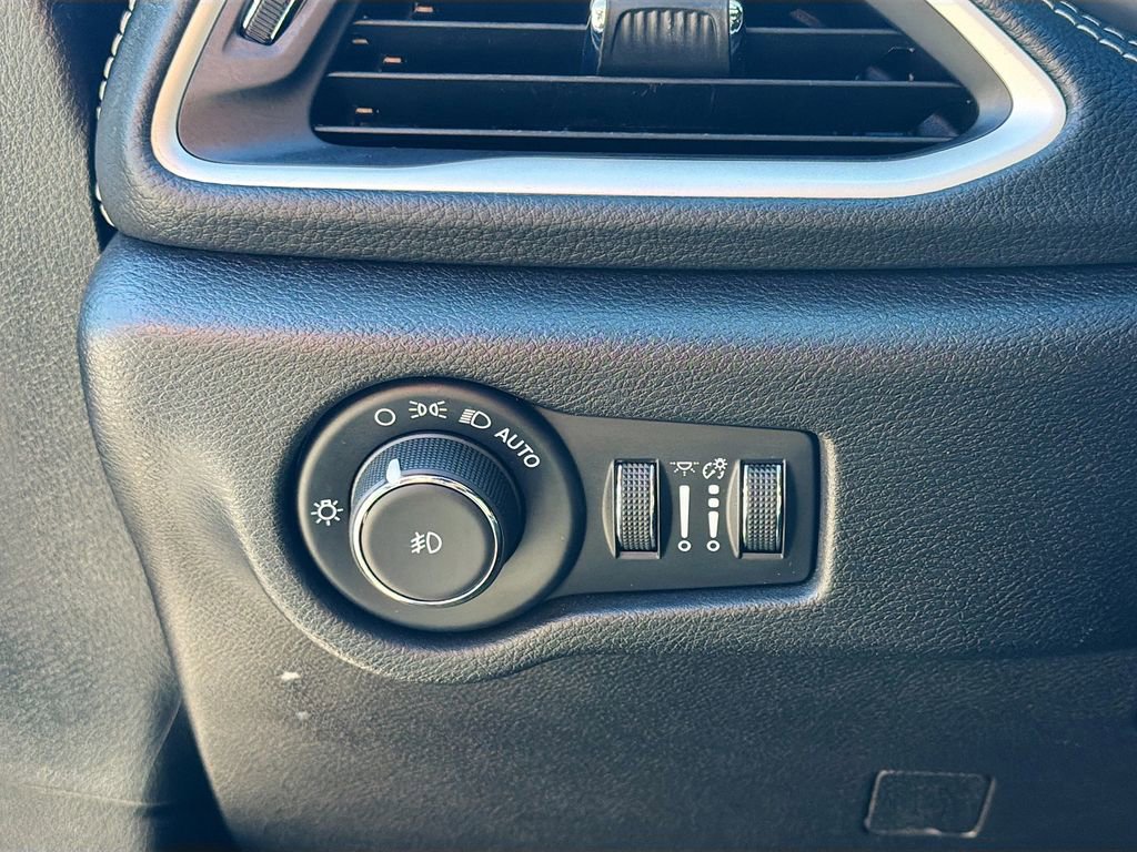 Used 2021 Chrysler Pacifica Touring w/ S Appearance Package image 10