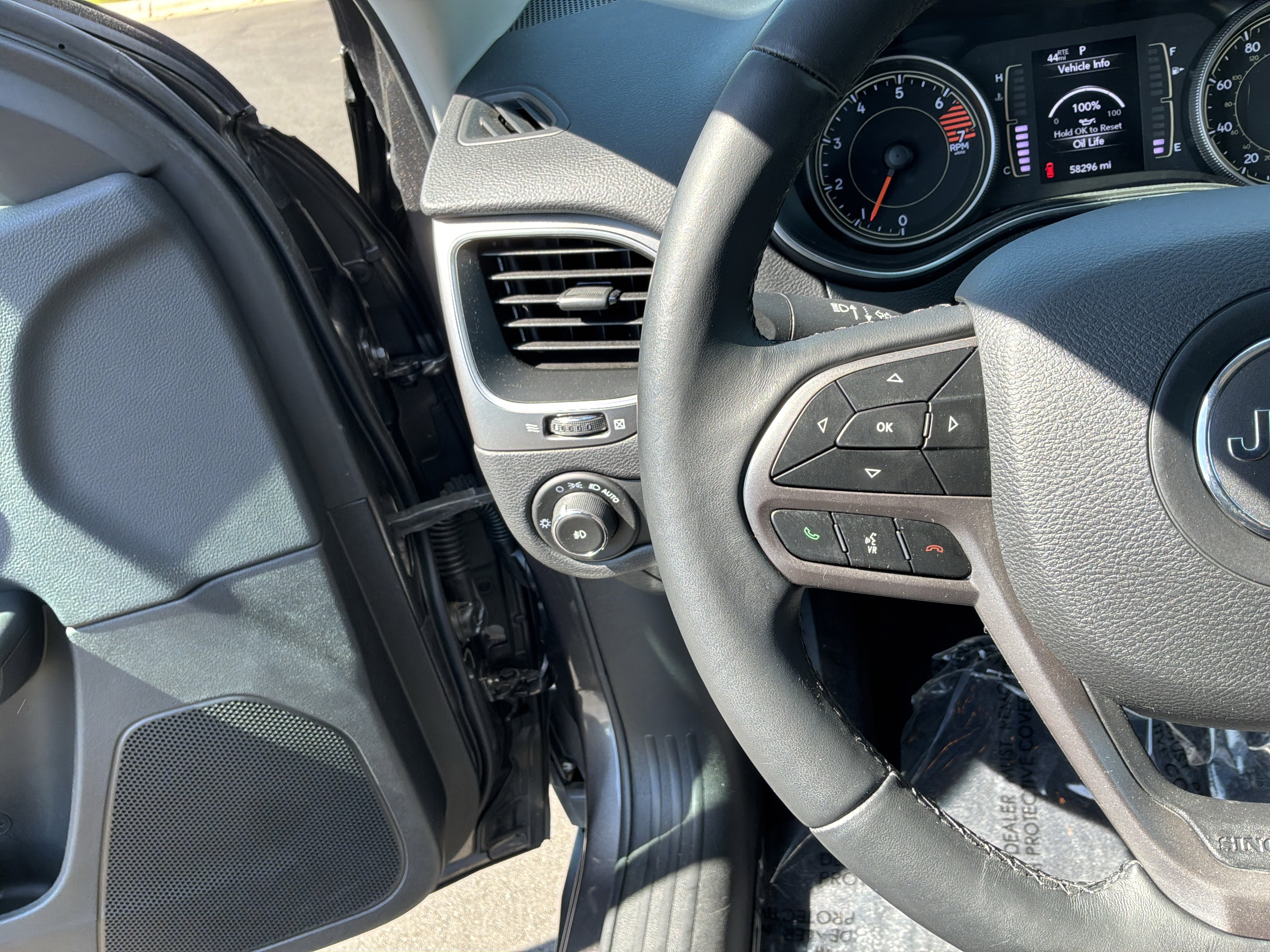 Used 2019 Jeep Cherokee Latitude Plus FWD image 19