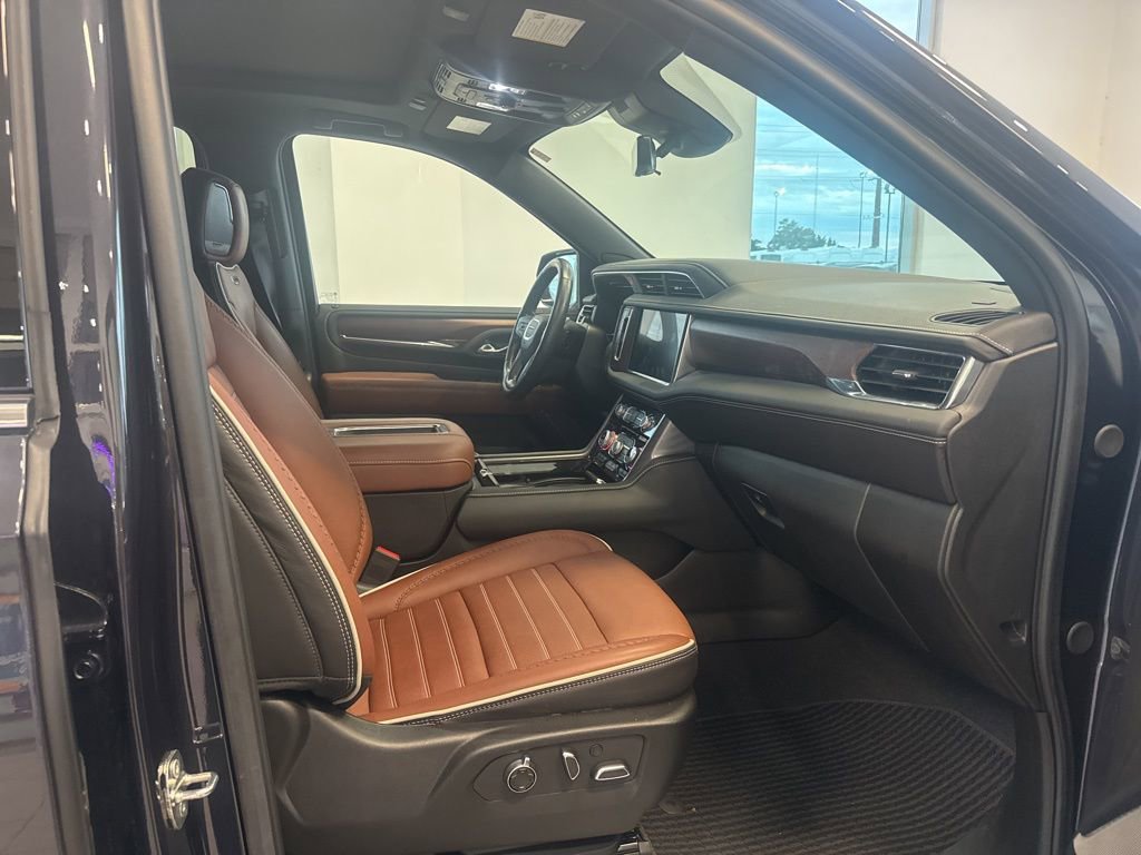 Used 2023 GMC Yukon XL Denali Ultimate AWD/4WD image 8