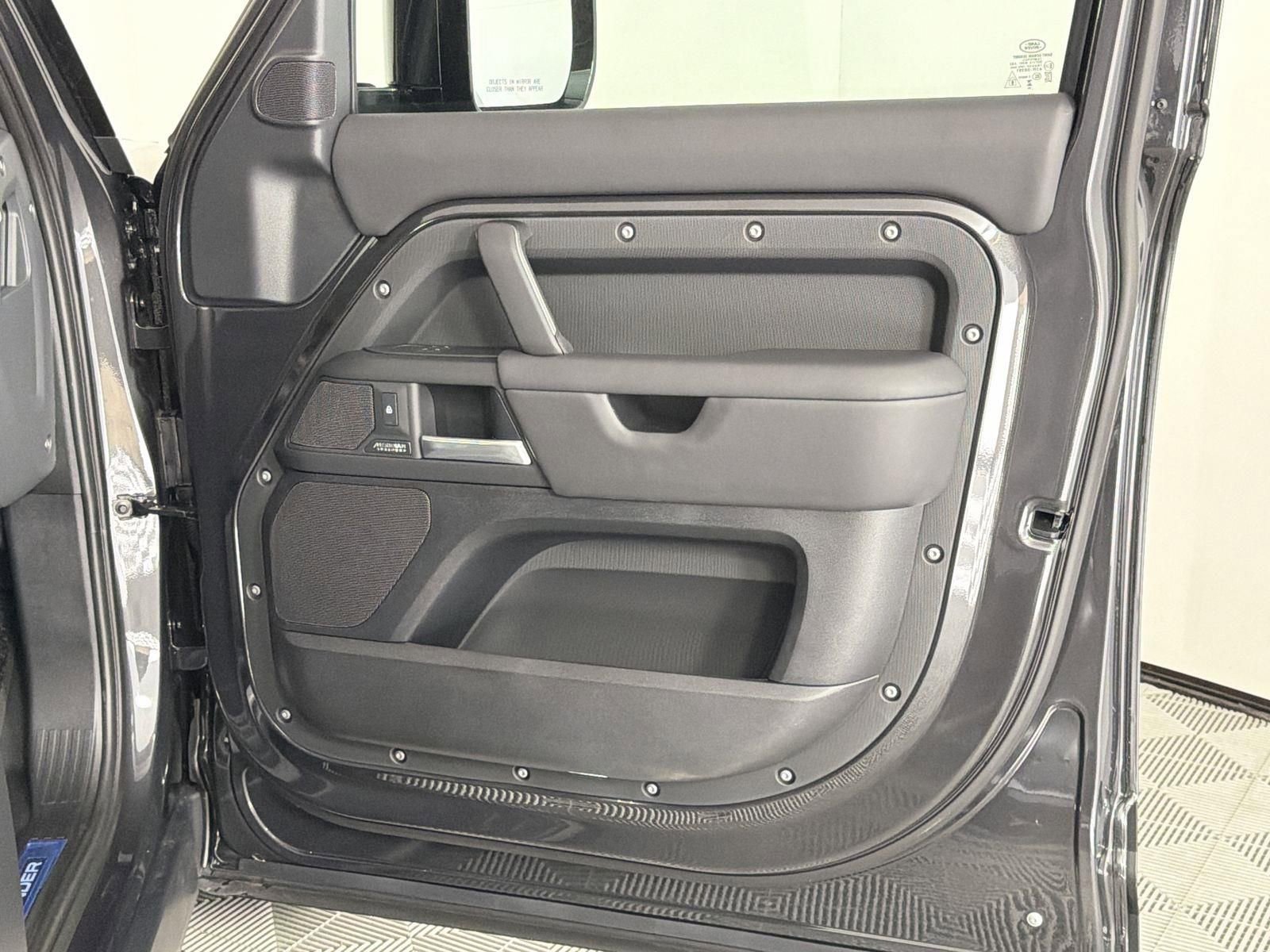 New 2026 Land Rover Defender 130 X-Dynamic SE image 33