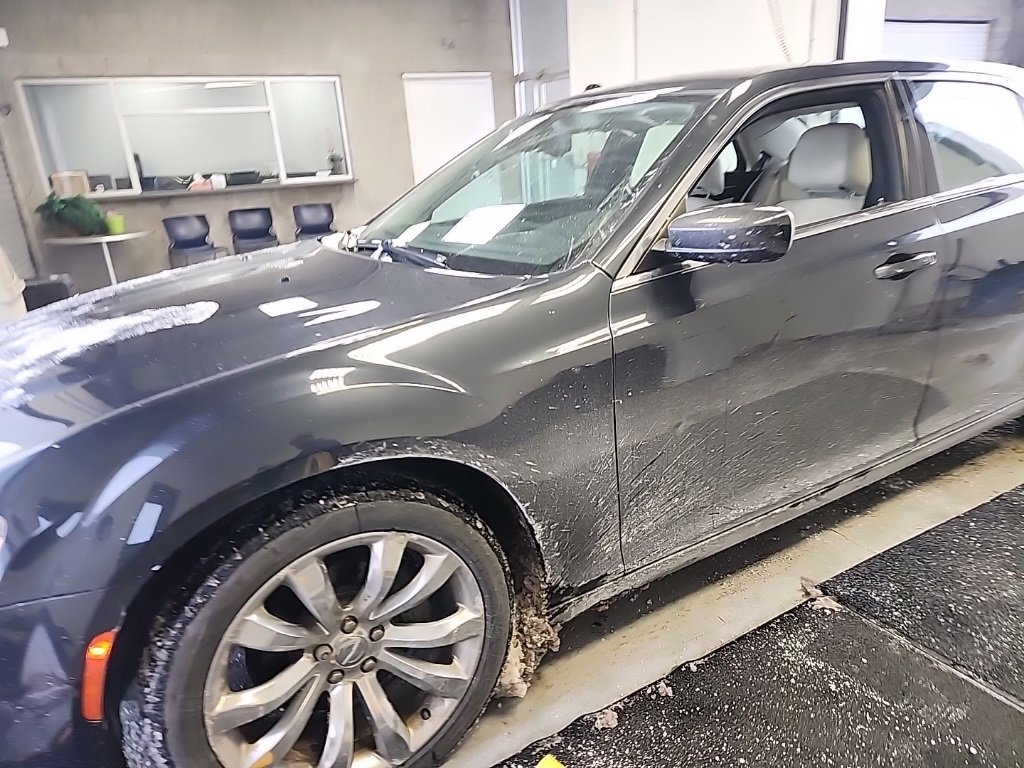 Used 2018 Chrysler 300 Touring L image 1