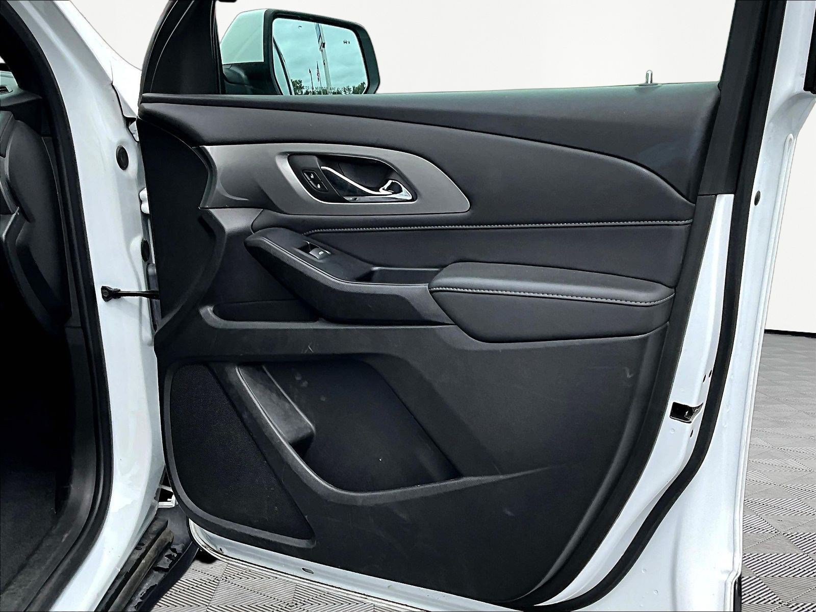 Used 2023 Chevrolet Traverse LT FWD image 28