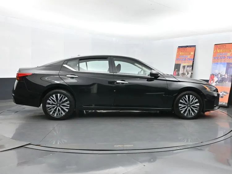 Used 2024 Nissan Altima 2.5 SV image 4