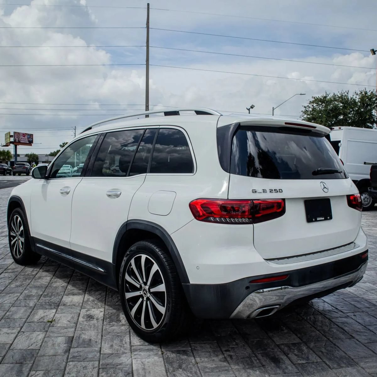 Used 2020 Mercedes-Benz GLB 250 w/ Premium Package image 5
