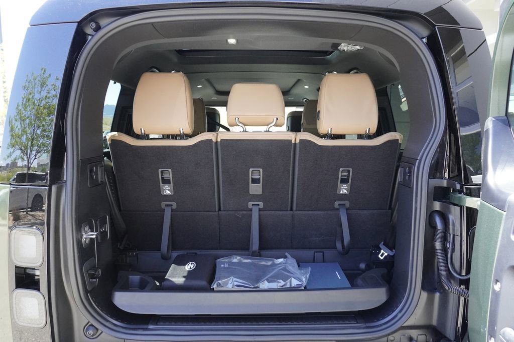 New 2026 Land Rover Defender 130 X-Dynamic SE image 32