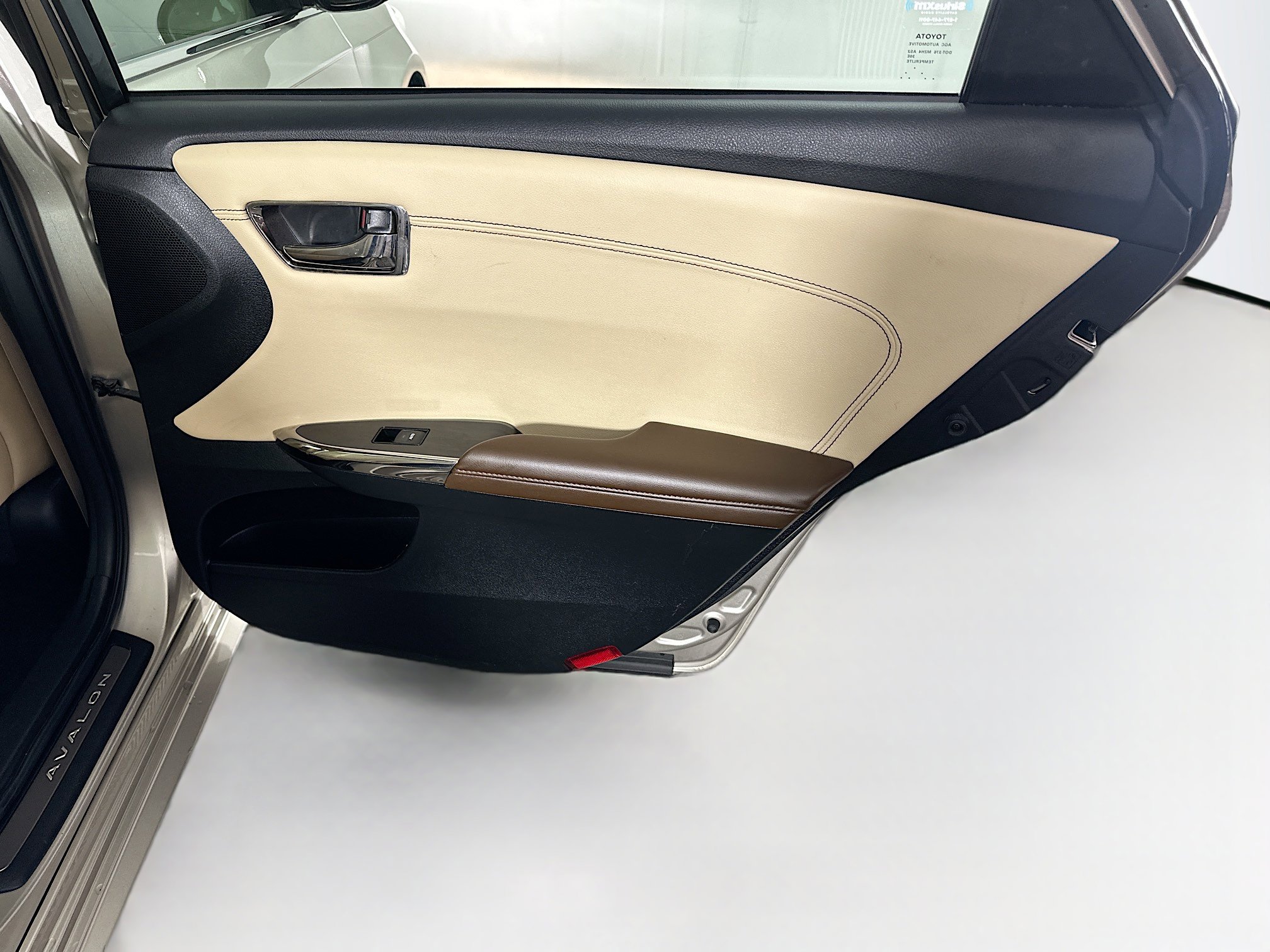 Used 2015 Toyota Avalon Limited w/ Technology Package FWD image 32