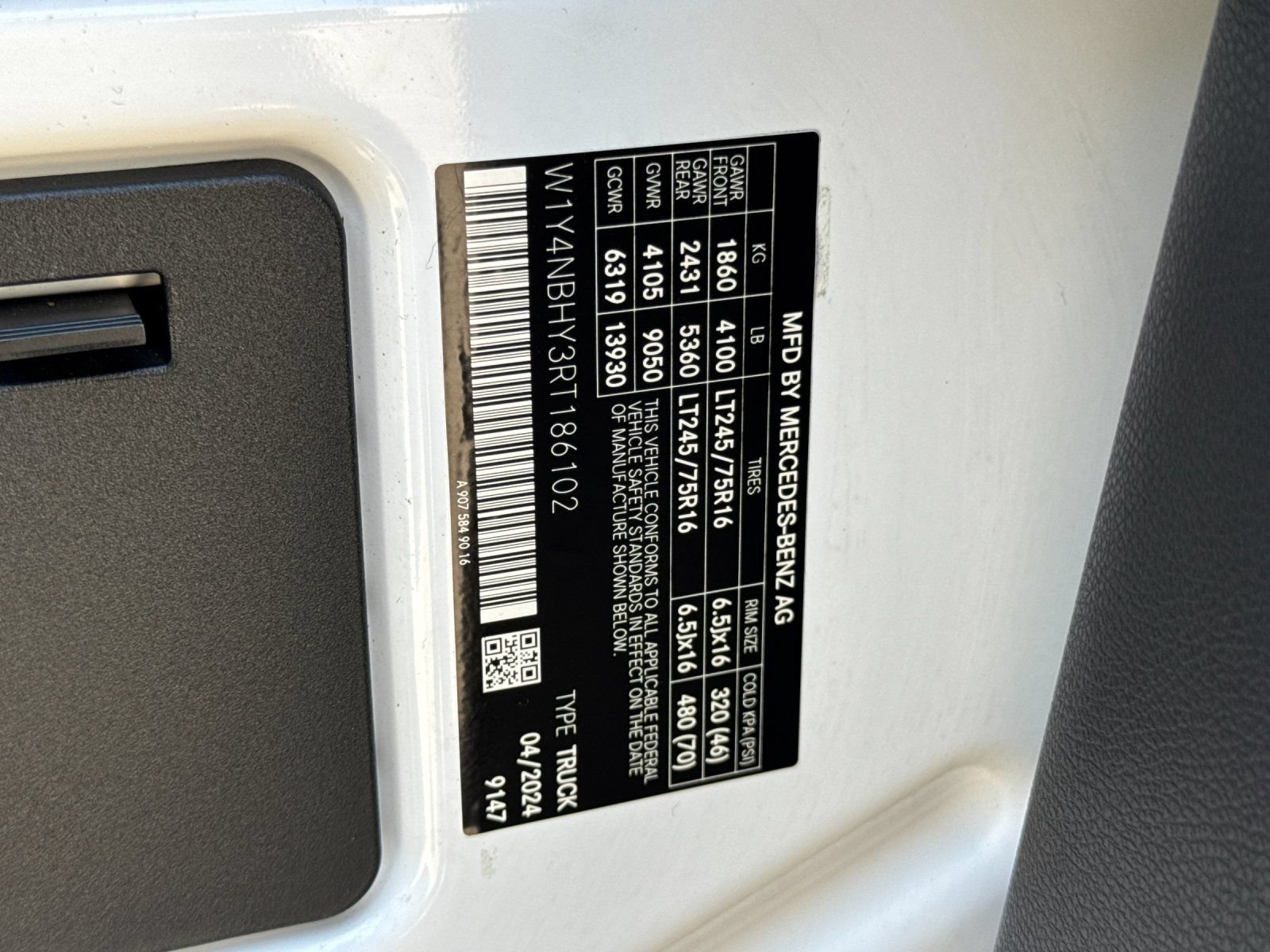 Used 2024 Mercedes-Benz Sprinter 2500 image 35