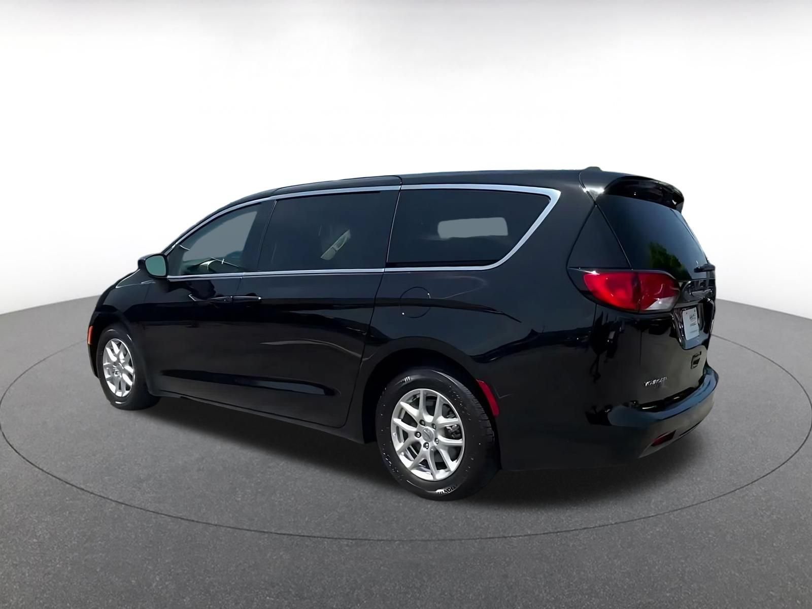 Used 2024 Chrysler Voyager LX FWD image 10