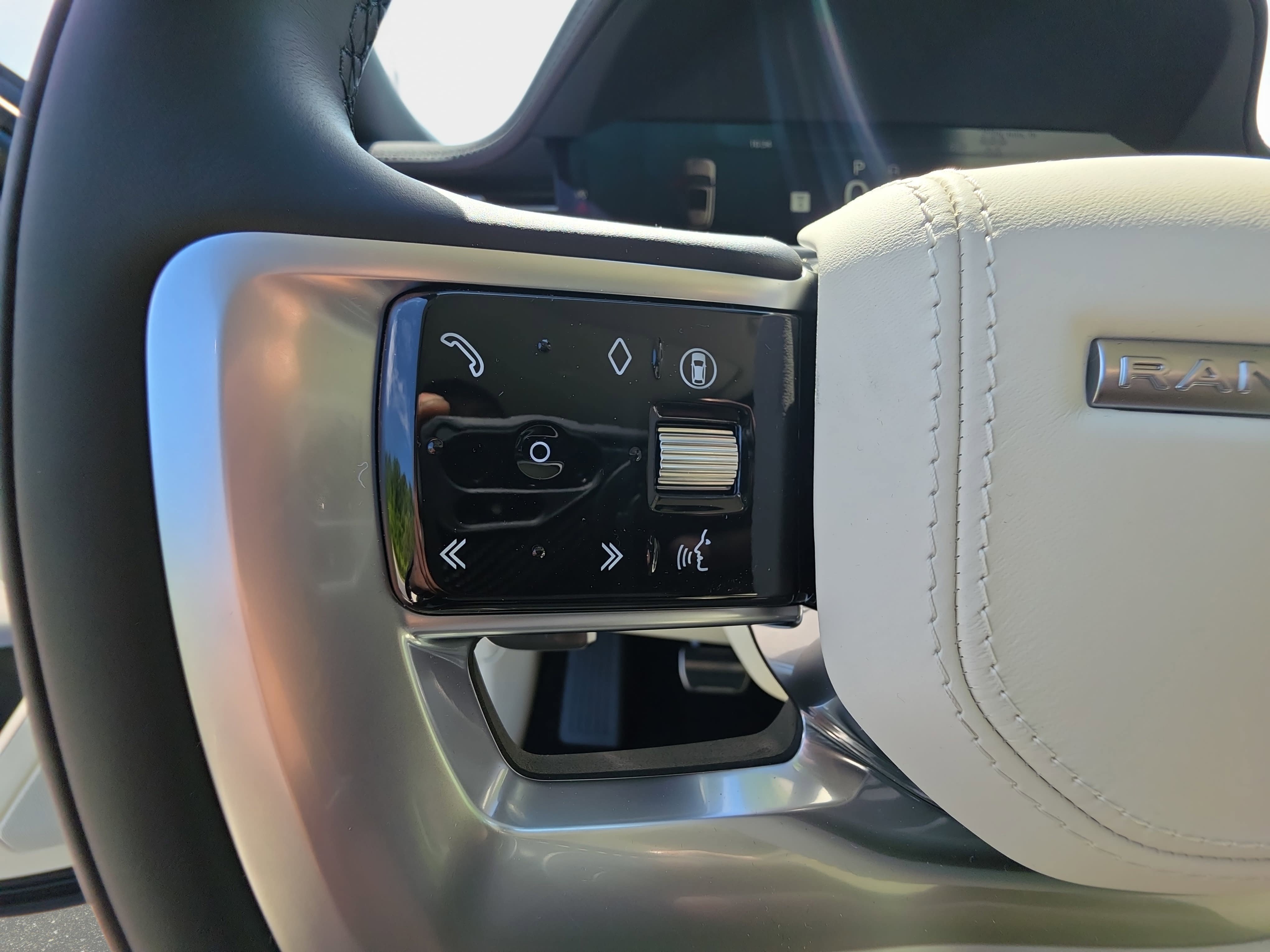 New 2026 Land Rover Range Rover Long Wheelbase SE AWD/4WD image 19
