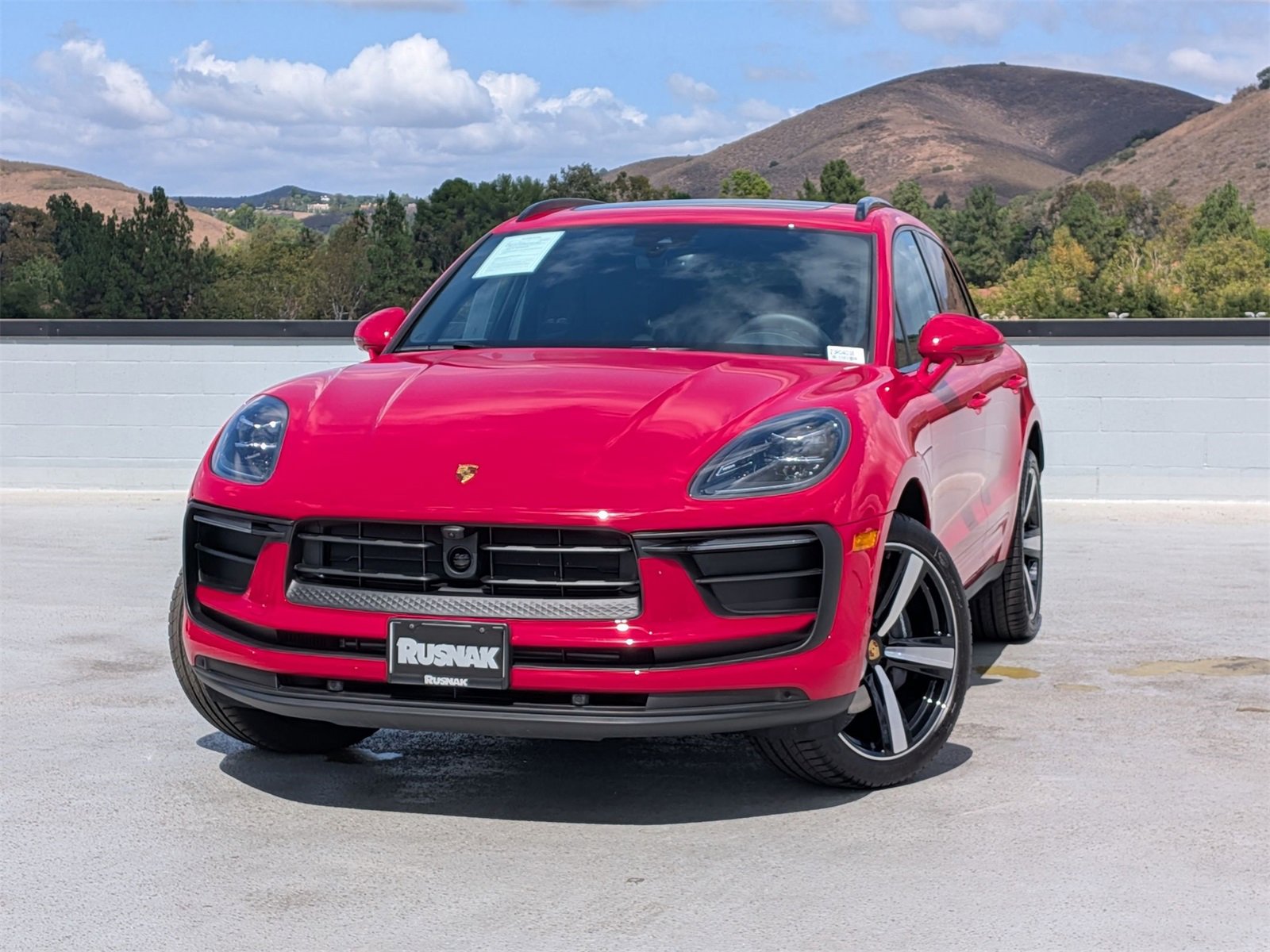 Certified 2025 Porsche Macan image 1