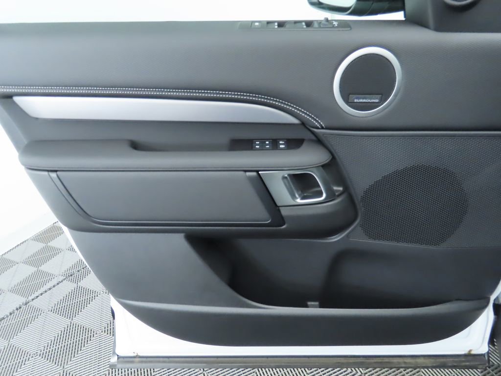 Used 2024 Land Rover Discovery Dynamic SE image 24