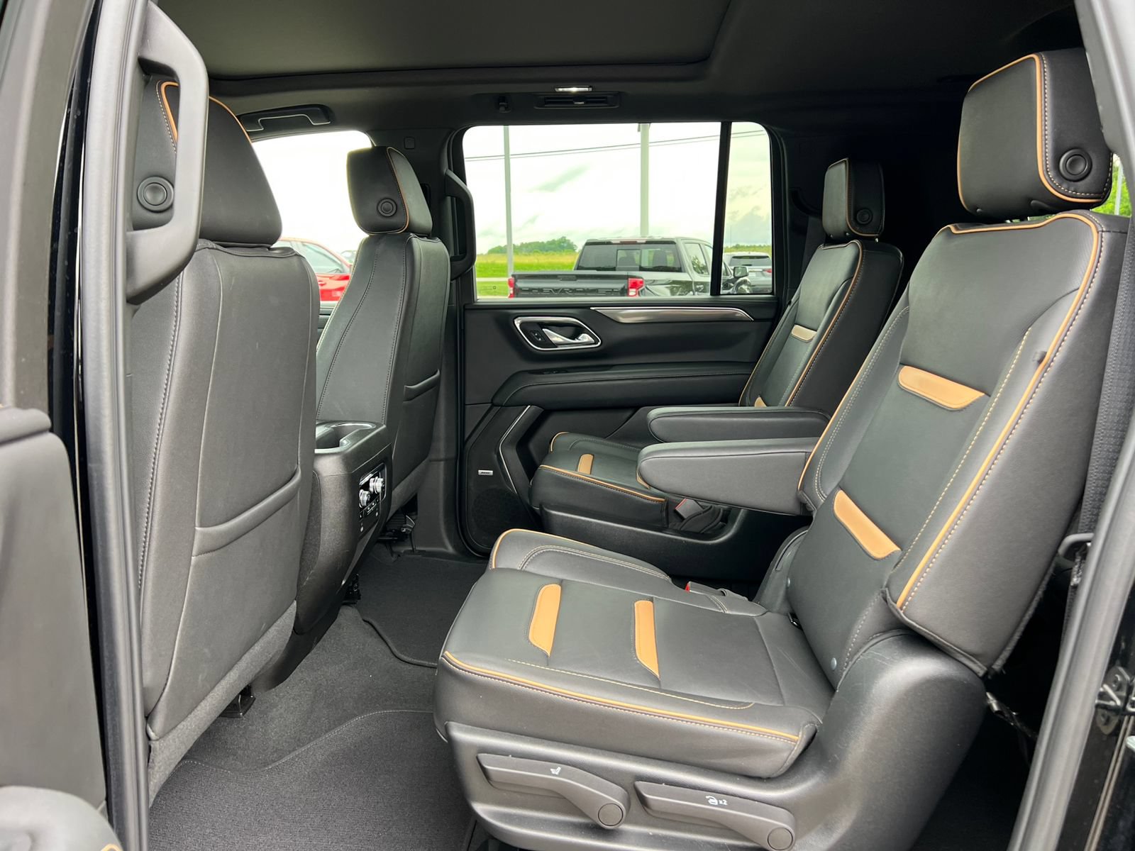 Used 2023 GMC Yukon XL AT4 w/ AT4 Premium Plus Package AWD/4WD image 5