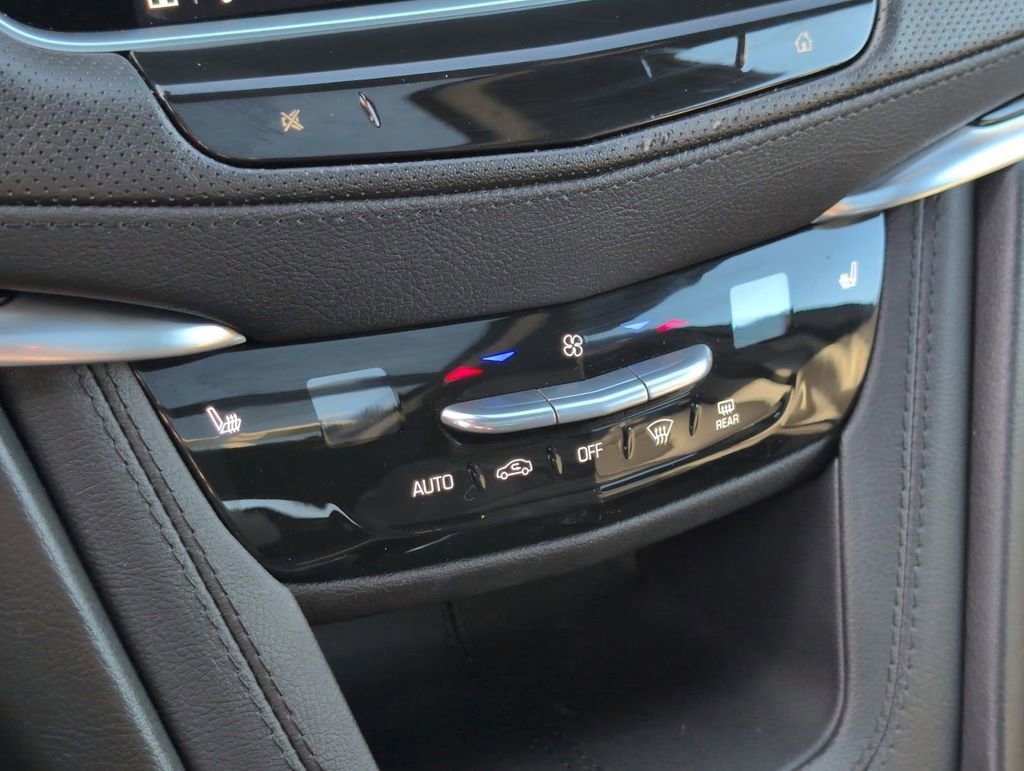 Used 2025 Cadillac XT6 Luxury image 13