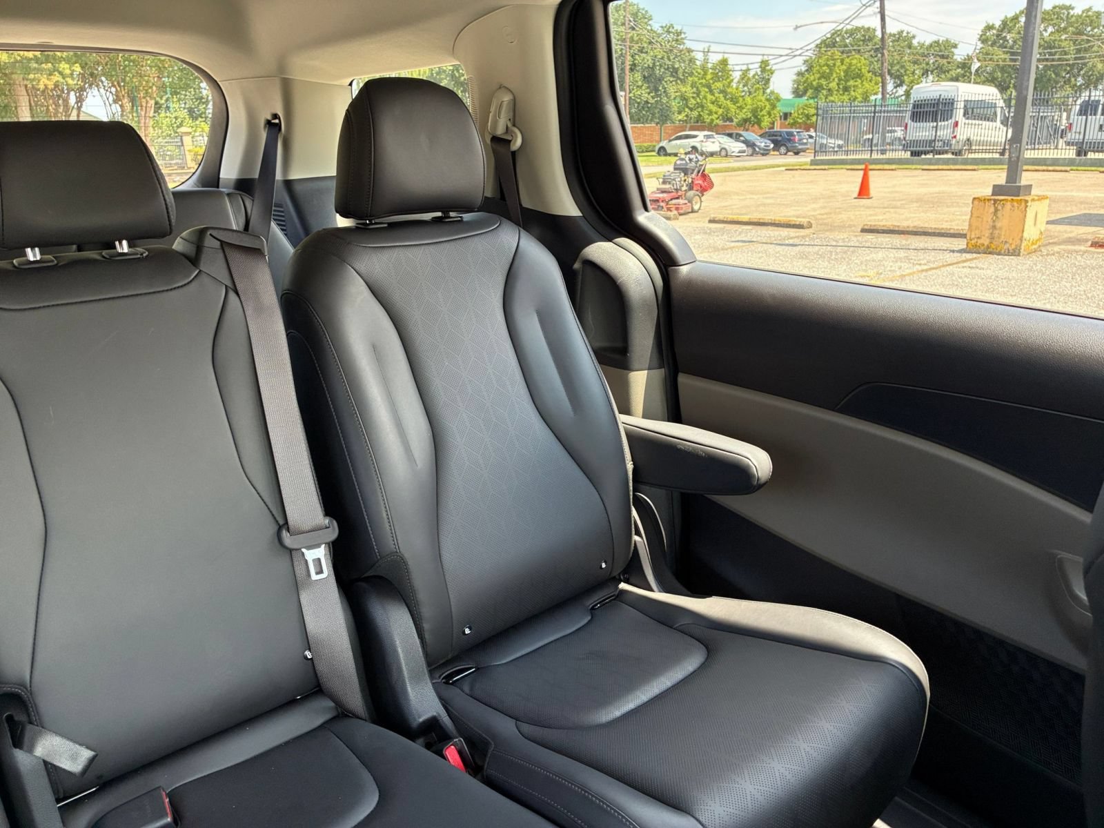 Used 2026 Kia Carnival FWD image 34