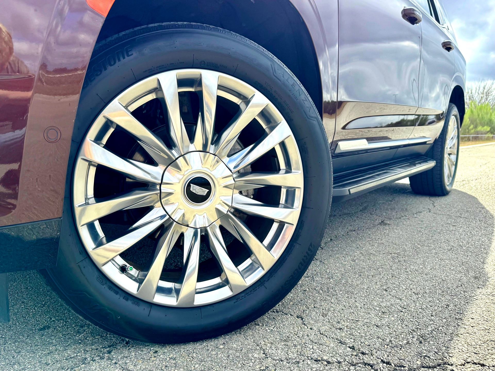 Used 2023 Cadillac Escalade Premium Luxury image 2