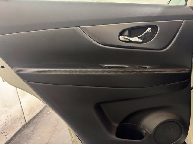 Used 2016 Nissan Rogue SV w/ SV Family Package AWD/4WD image 29