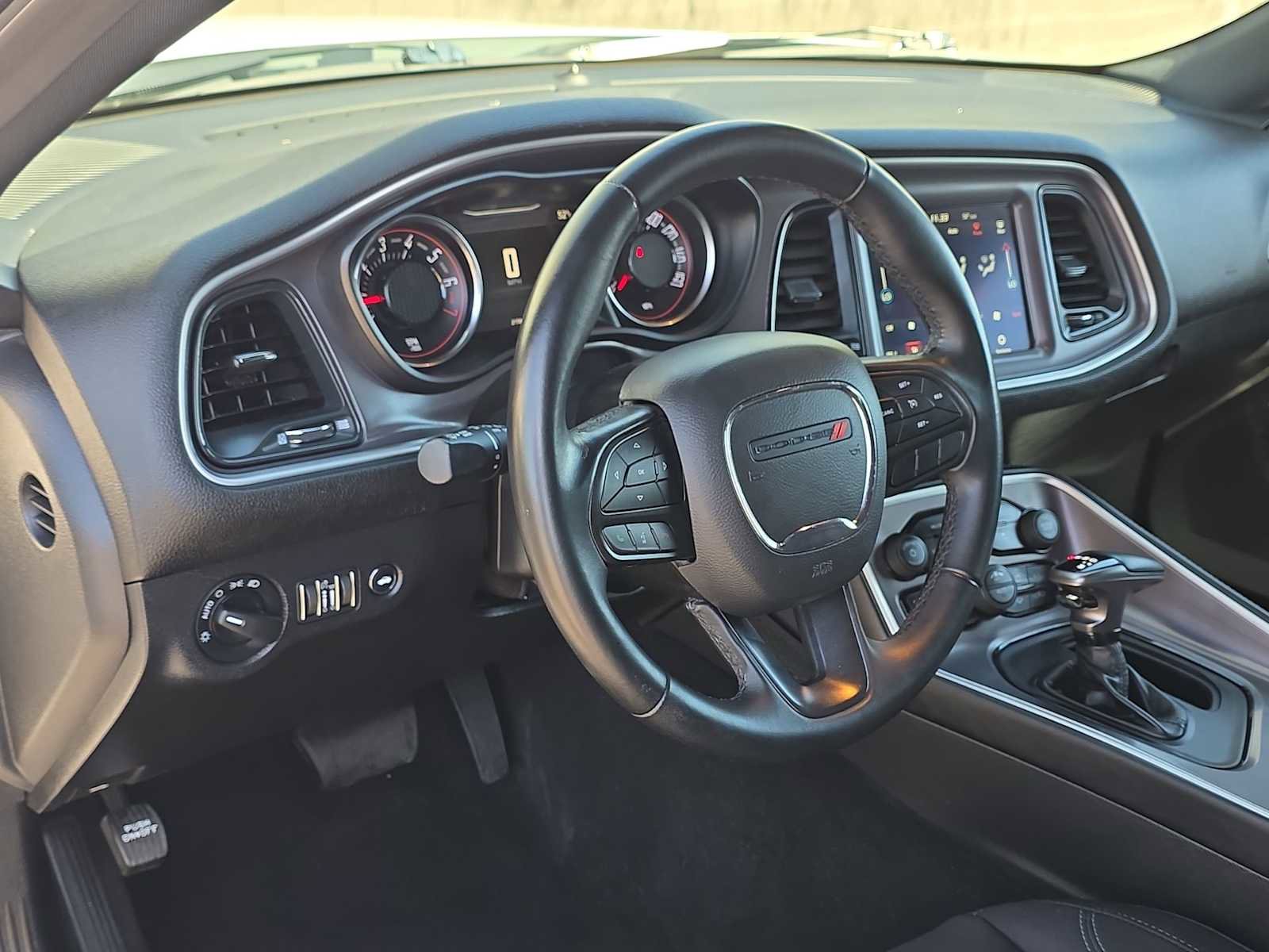 Used 2022 Dodge Challenger SXT image 2