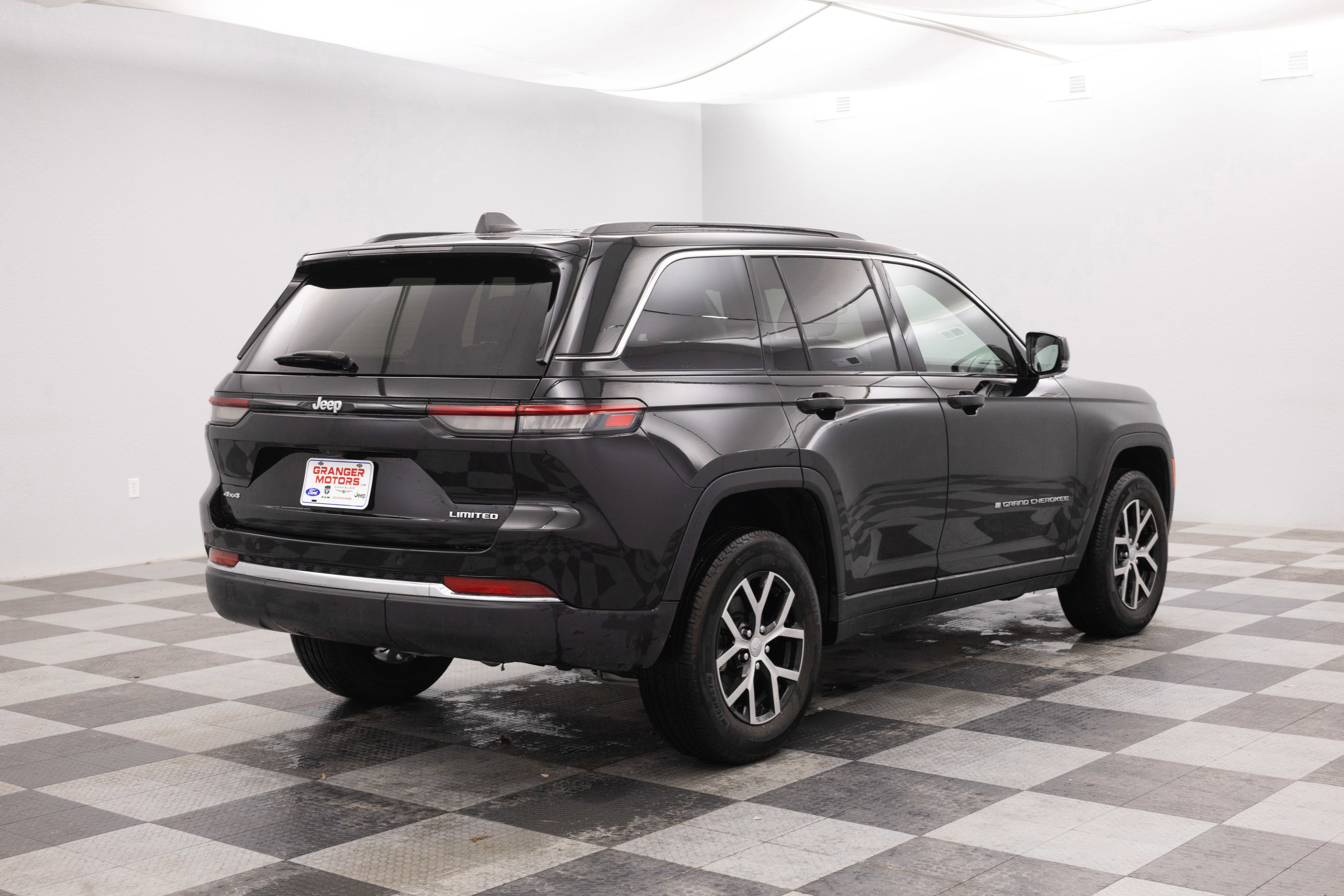 Used 2024 Jeep Grand Cherokee Limited AWD/4WD image 13
