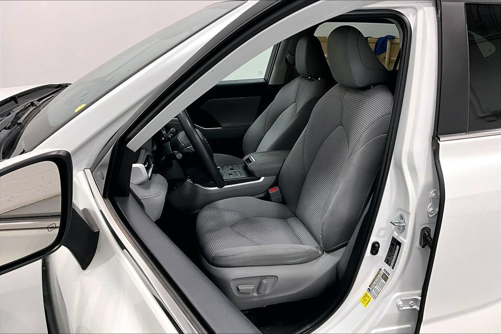 Used 2023 Toyota Highlander L AWD/4WD image 30